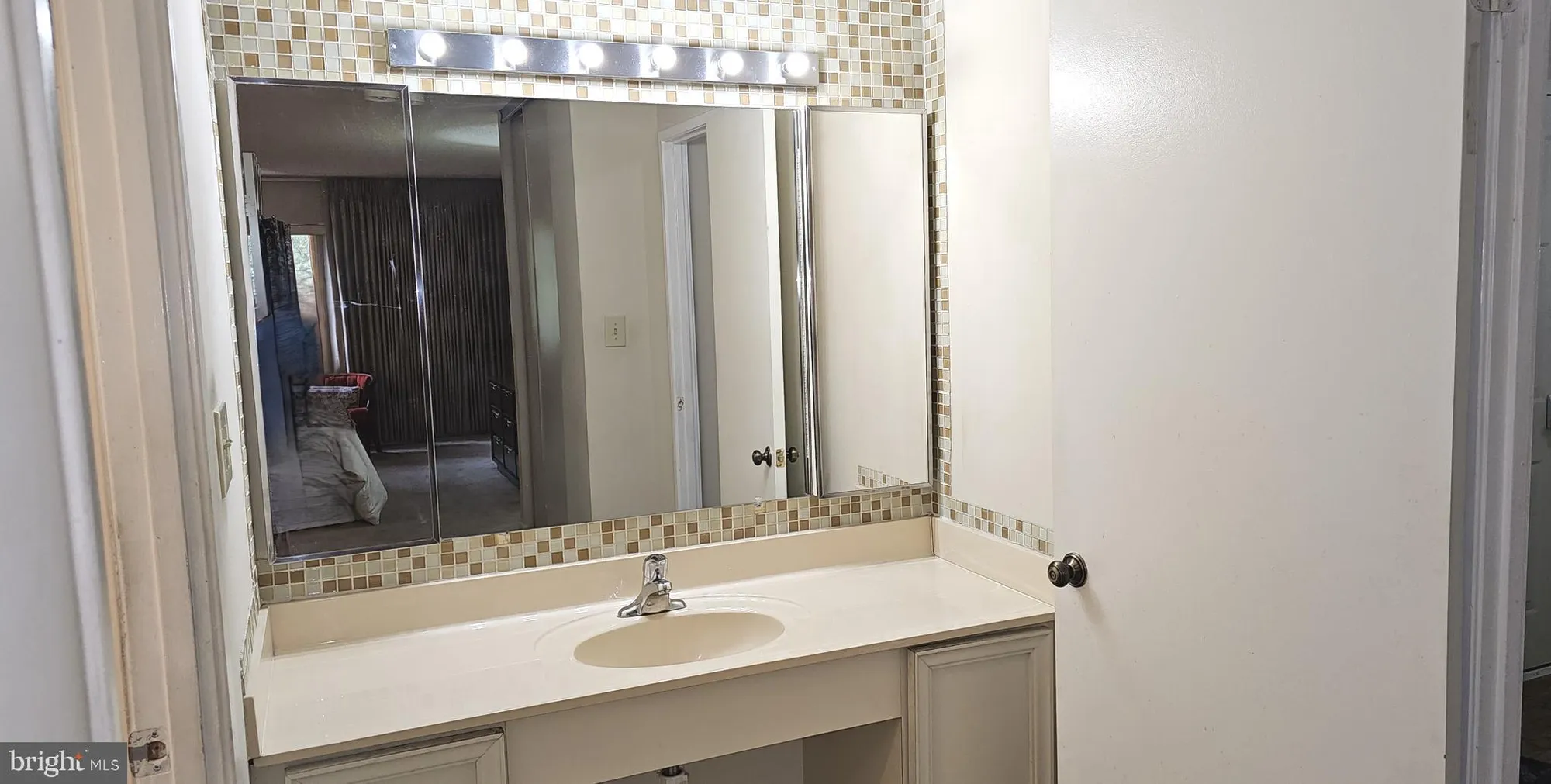 Property Slideshow image 9 of 21 | 15100 interlachen dr # 4-908, Silver Spring, MD, 20906
