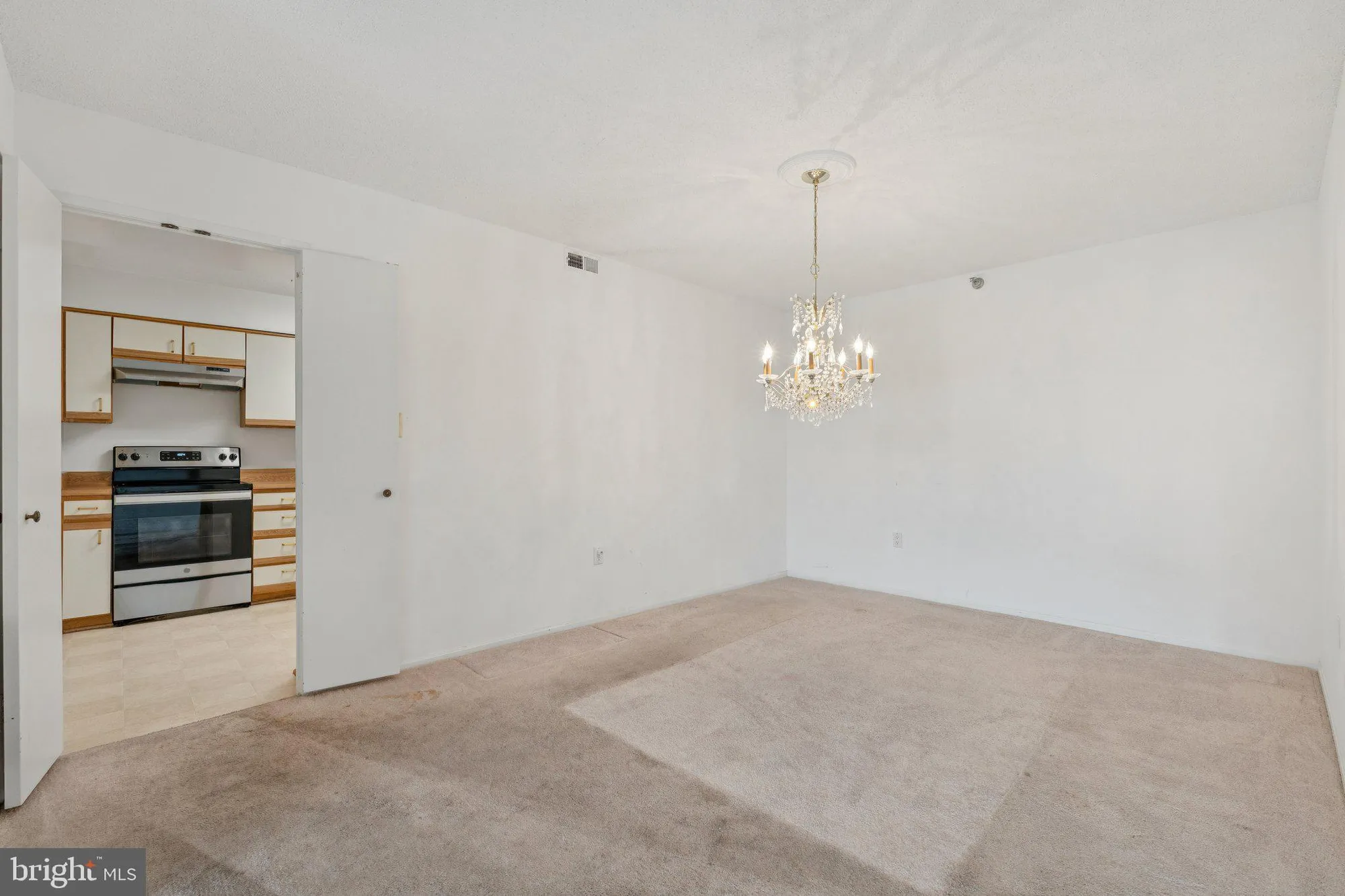 Property Slideshow image 14 of 27 | 15115 interlachen dr 3-815, Silver Spring, MD, 20906