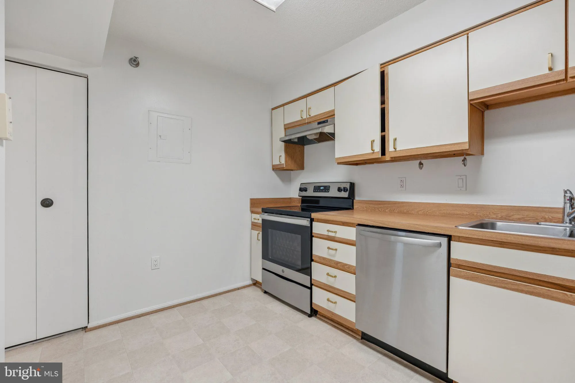 Property Slideshow image 17 of 27 | 15115 interlachen dr 3-815, Silver Spring, MD, 20906