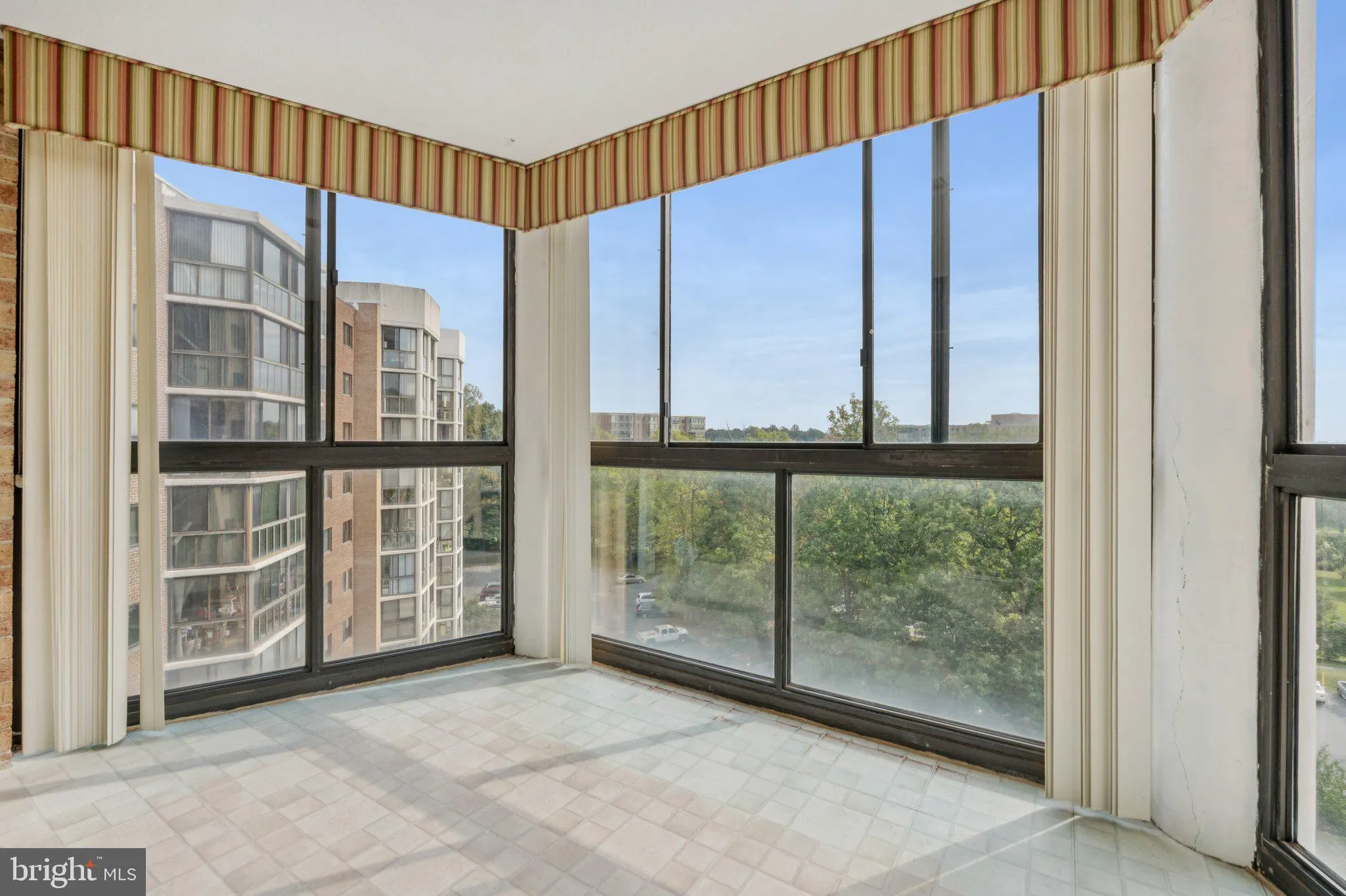 Property Slideshow image 19 of 27 | 15115 interlachen dr 3-815, Silver Spring, MD, 20906