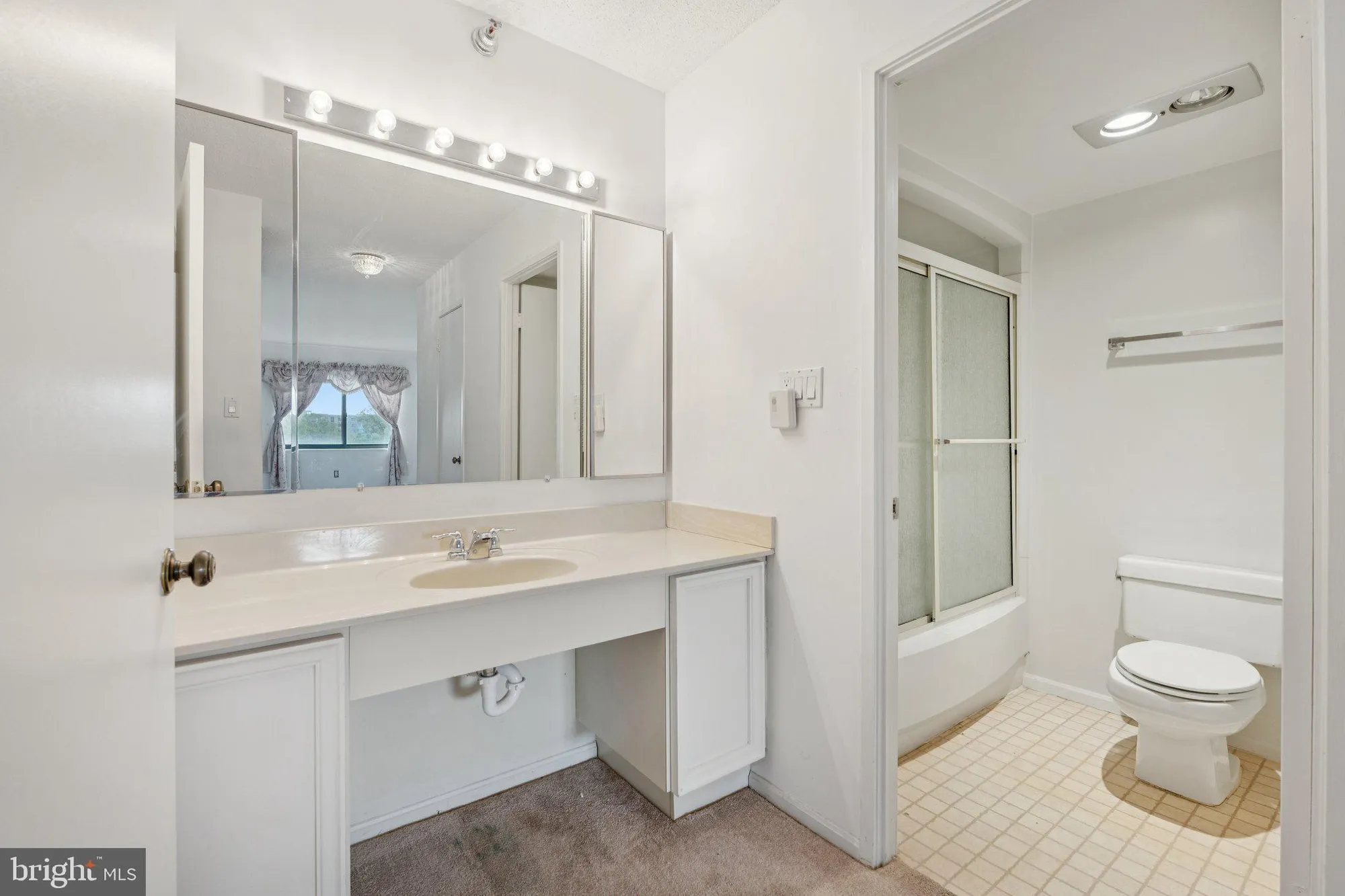 Property Slideshow image 20 of 27 | 15115 interlachen dr 3-815, Silver Spring, MD, 20906