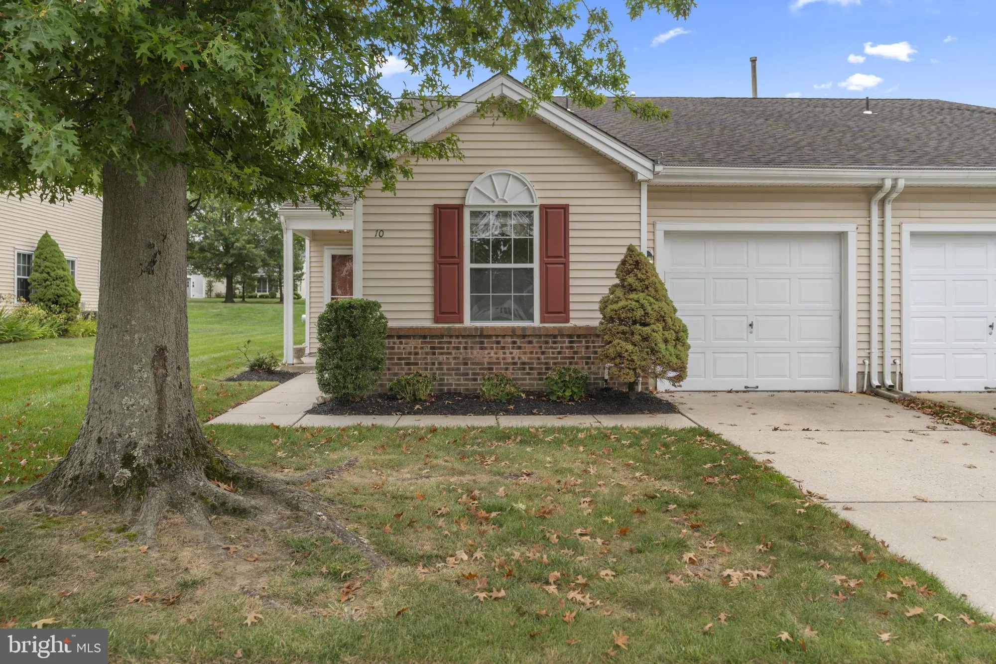 Property Slideshow image 2 of 25 | 10 yarrow pl, Mount Laurel, NJ, 08054