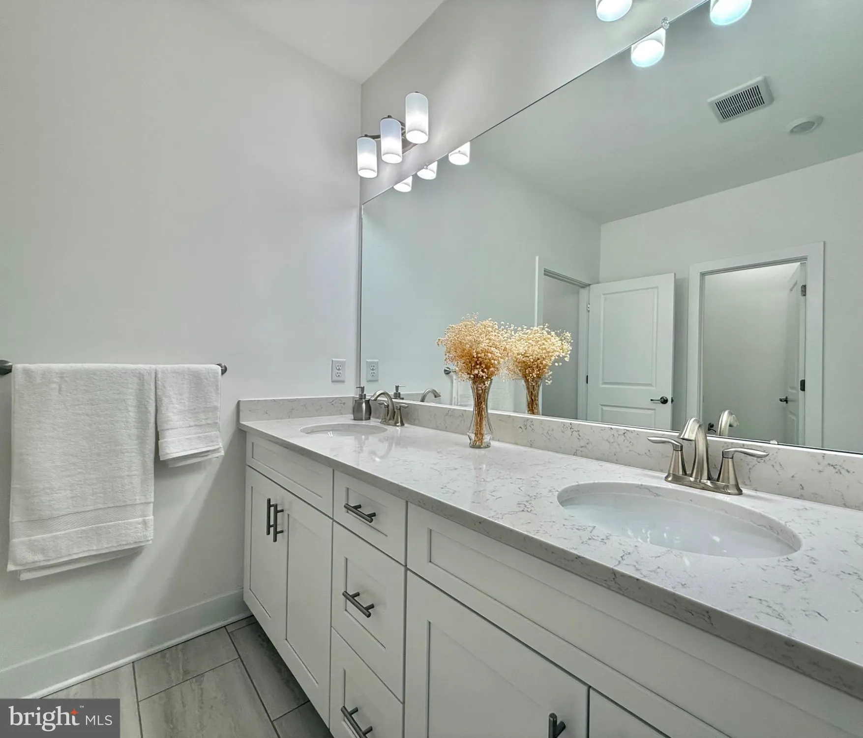 Property Slideshow image 13 of 35 | 4 dogleg ln, Lawrenceville, NJ, 08648