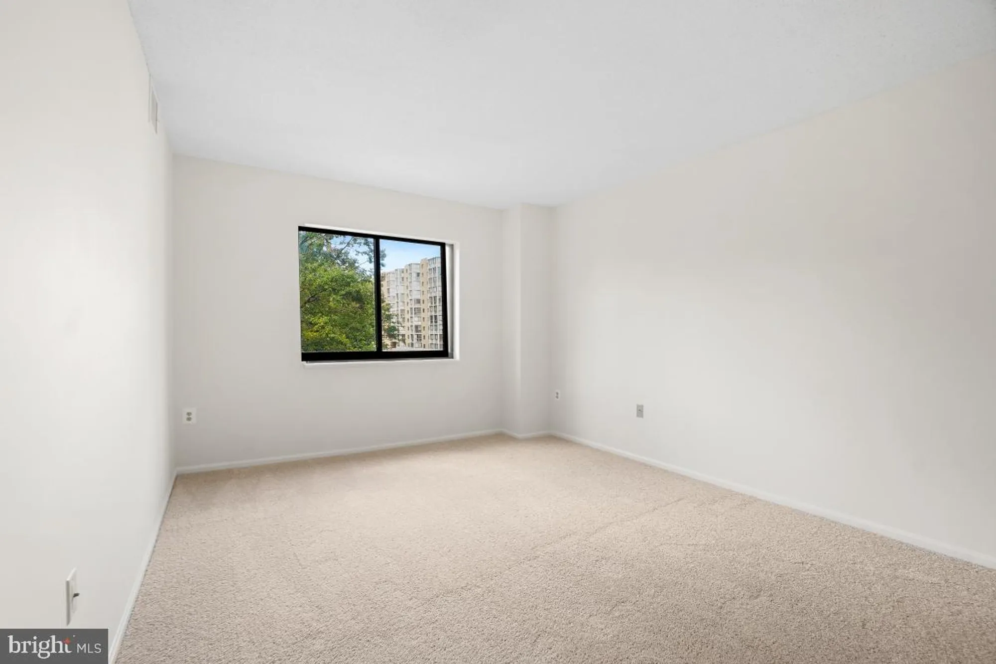 Property Slideshow image 23 of 35 | 15107 interlachen dr 2-321, Silver Spring, MD, 20906