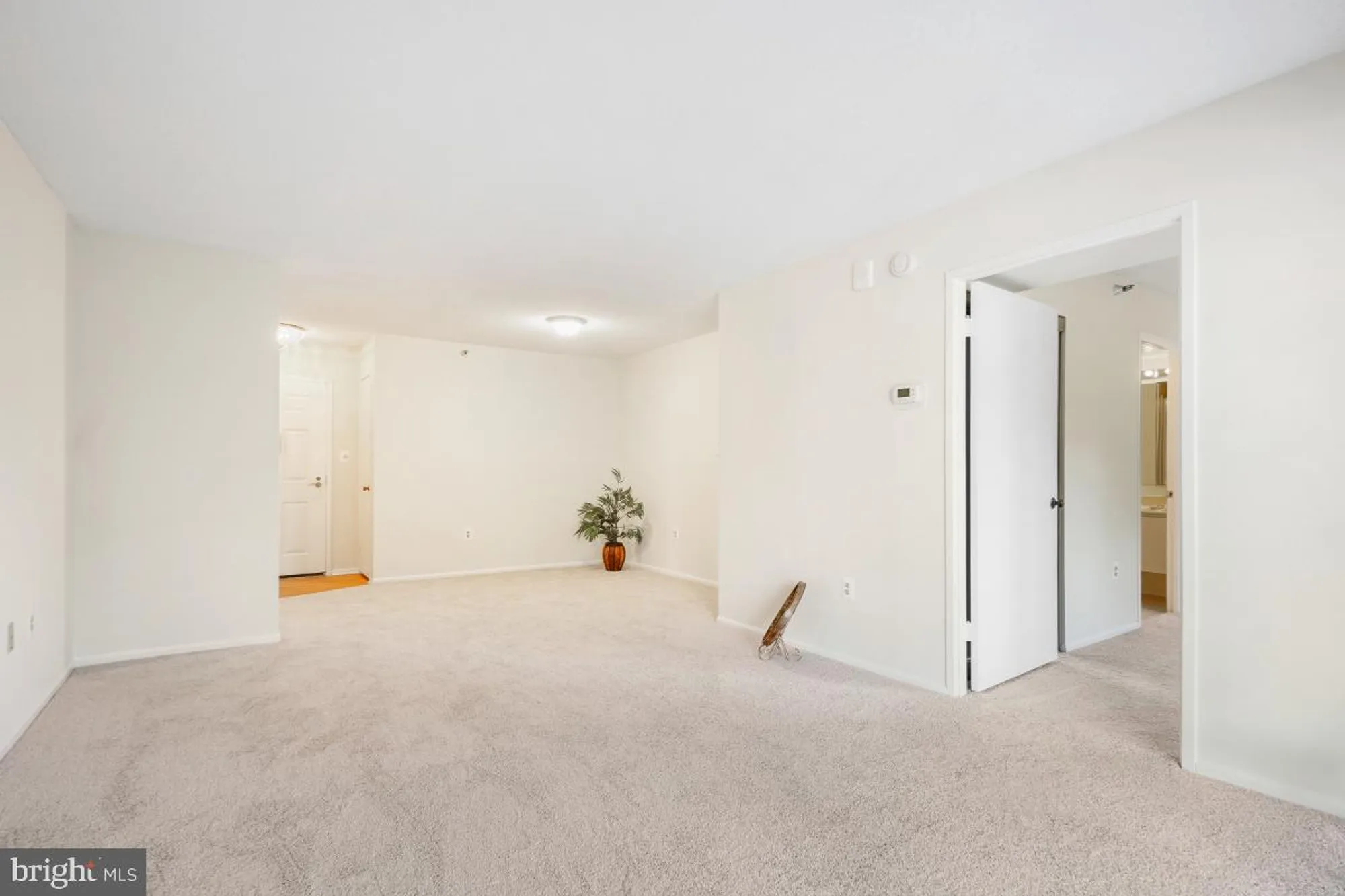 Property Slideshow image 14 of 35 | 15107 interlachen dr 2-321, Silver Spring, MD, 20906