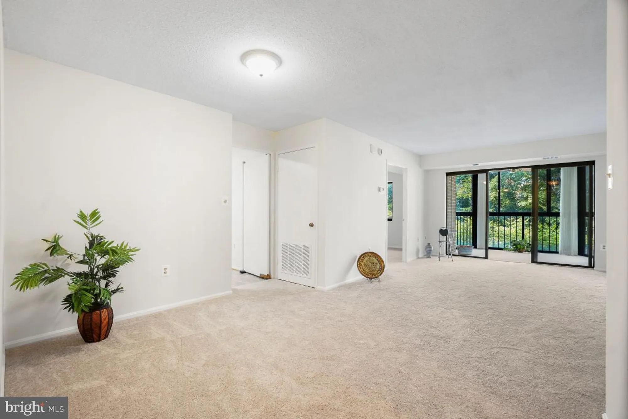Property Slideshow image 10 of 35 | 15107 interlachen dr 2-321, Silver Spring, MD, 20906
