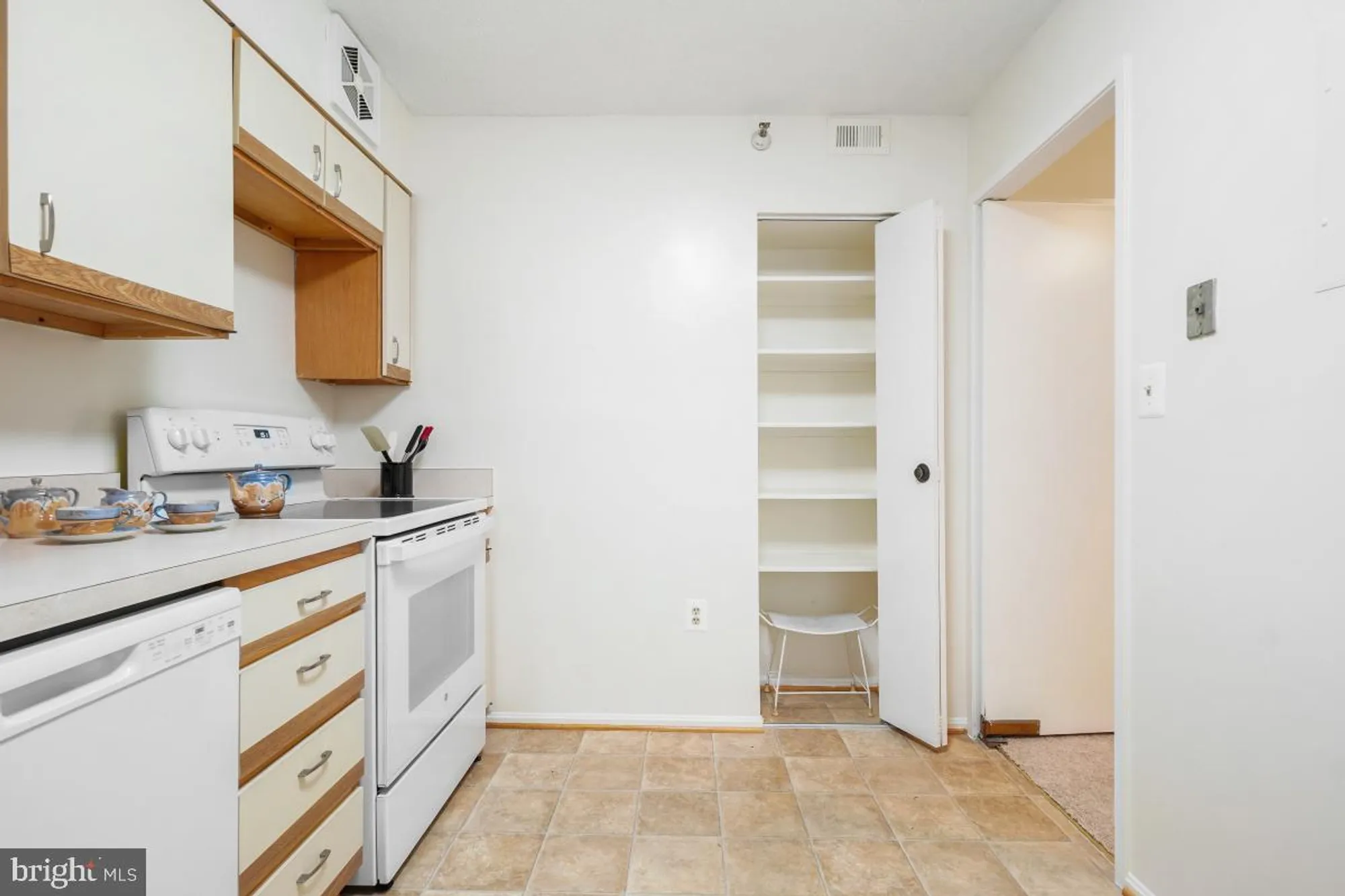 Property Slideshow image 21 of 35 | 15107 interlachen dr 2-321, Silver Spring, MD, 20906