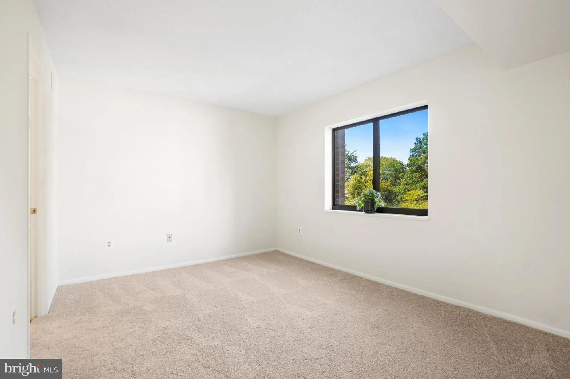 Property Slideshow image 22 of 35 | 15107 interlachen dr 2-321, Silver Spring, MD, 20906