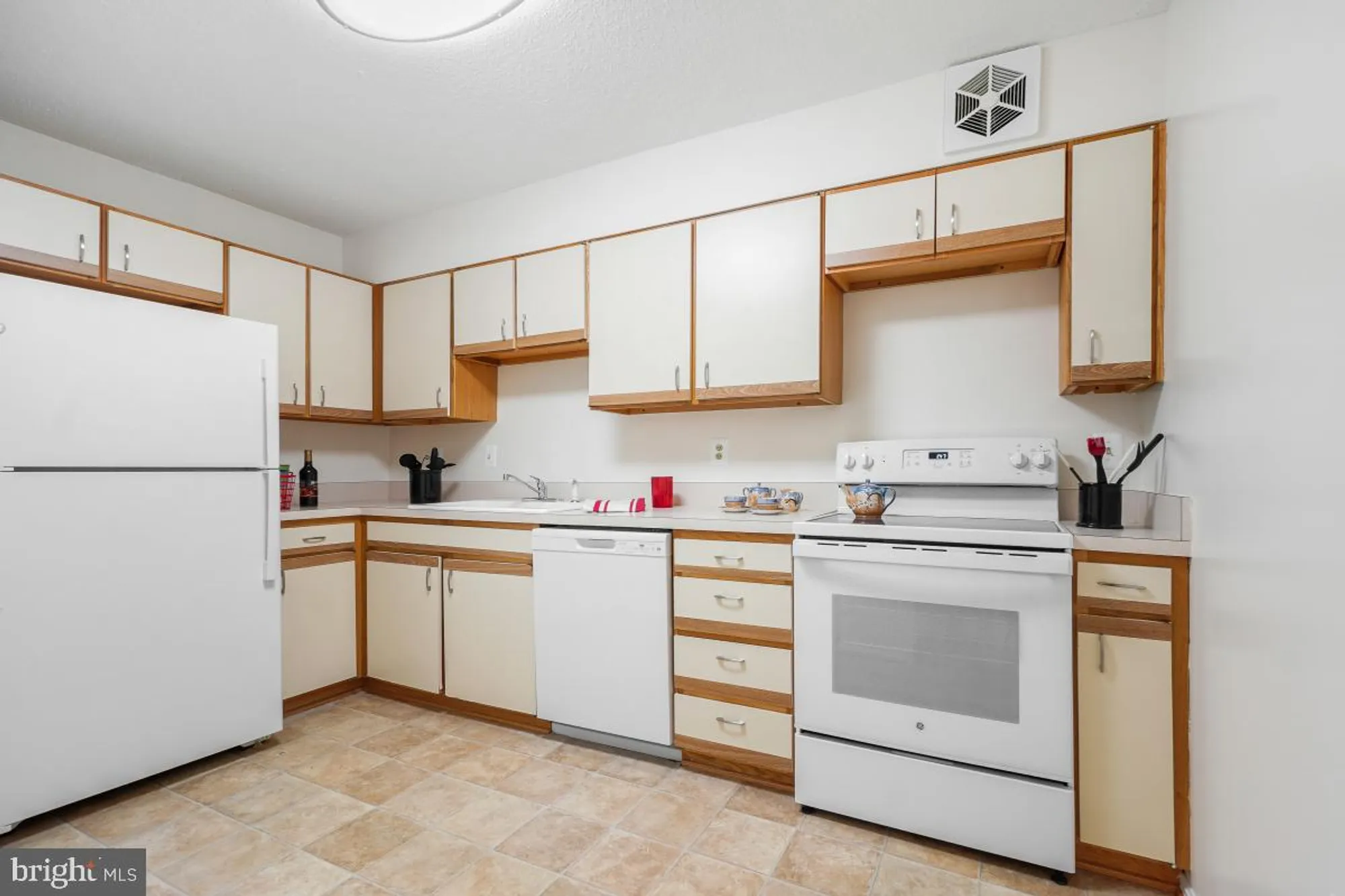 Property Slideshow image 18 of 35 | 15107 interlachen dr 2-321, Silver Spring, MD, 20906