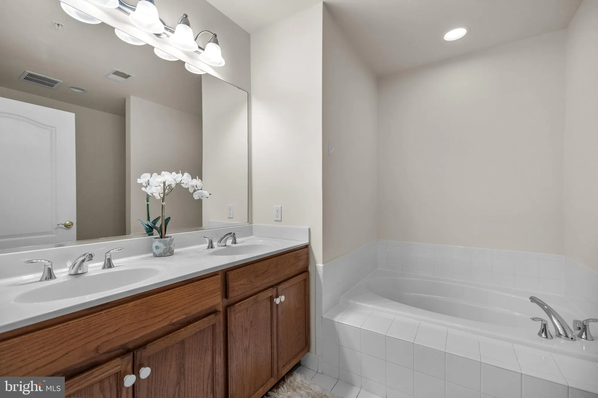 Property Slideshow image 28 of 43 | 2905 saintsbury plz 315, Fairfax, VA, 22031