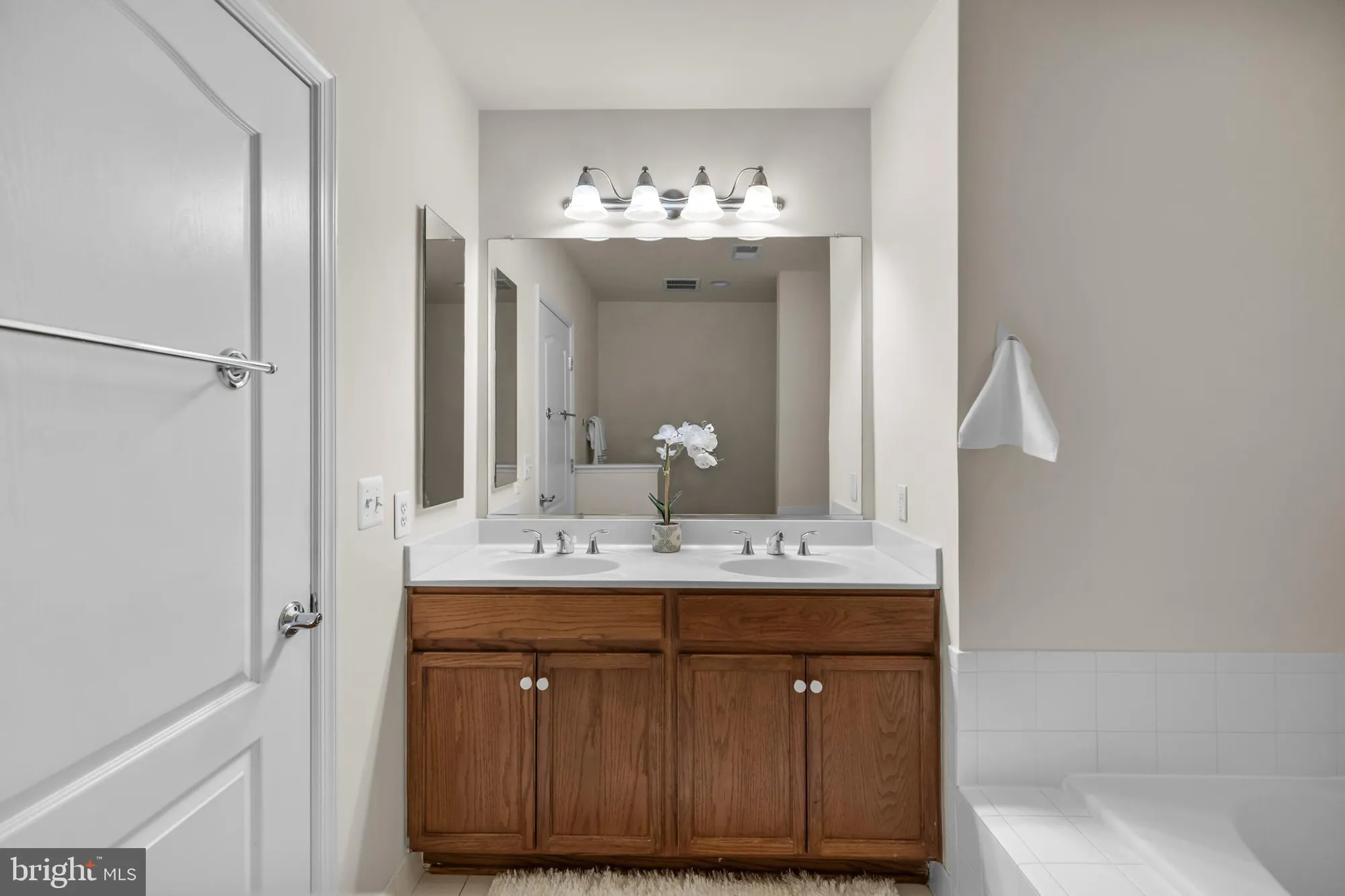 Property Slideshow image 32 of 43 | 2905 saintsbury plz 315, Fairfax, VA, 22031