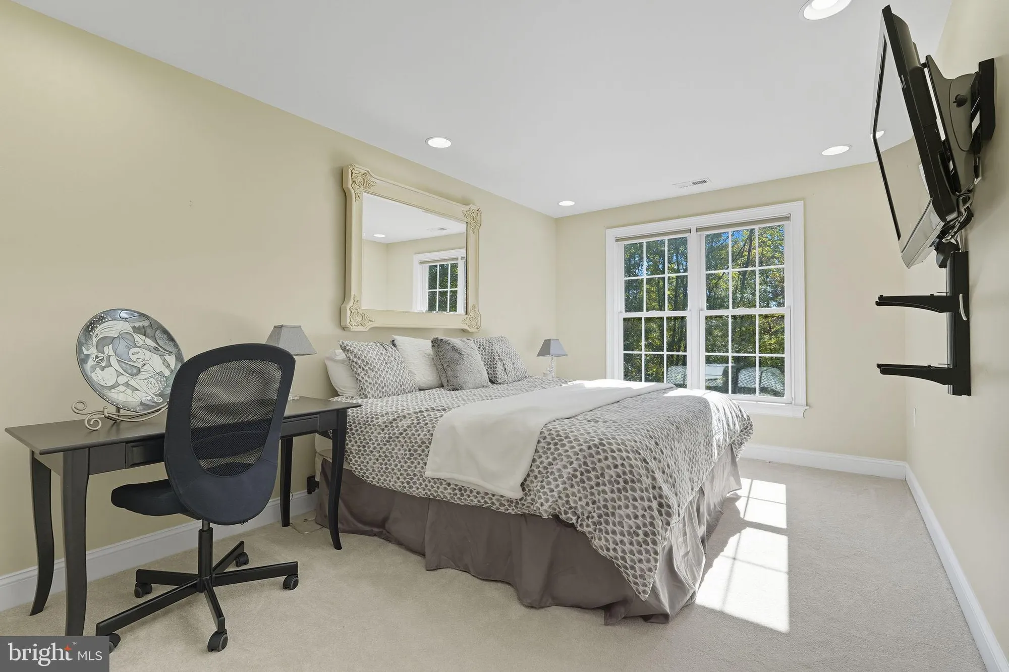 Property Slideshow image 25 of 36 | 95 rittenhouse cir, Newtown, PA, 18940