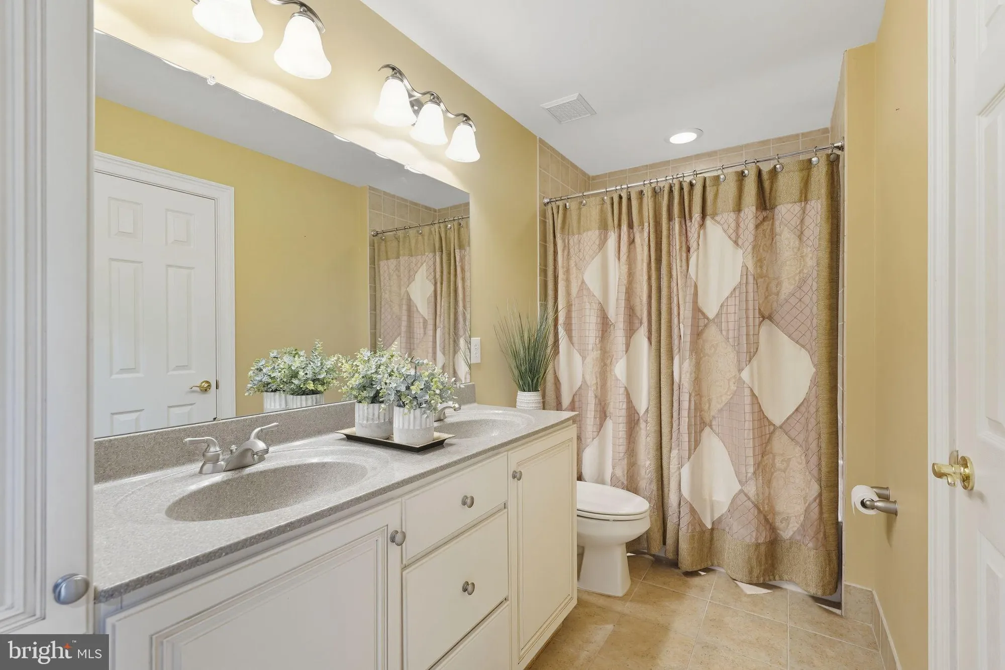 Property Slideshow image 24 of 36 | 95 rittenhouse cir, Newtown, PA, 18940