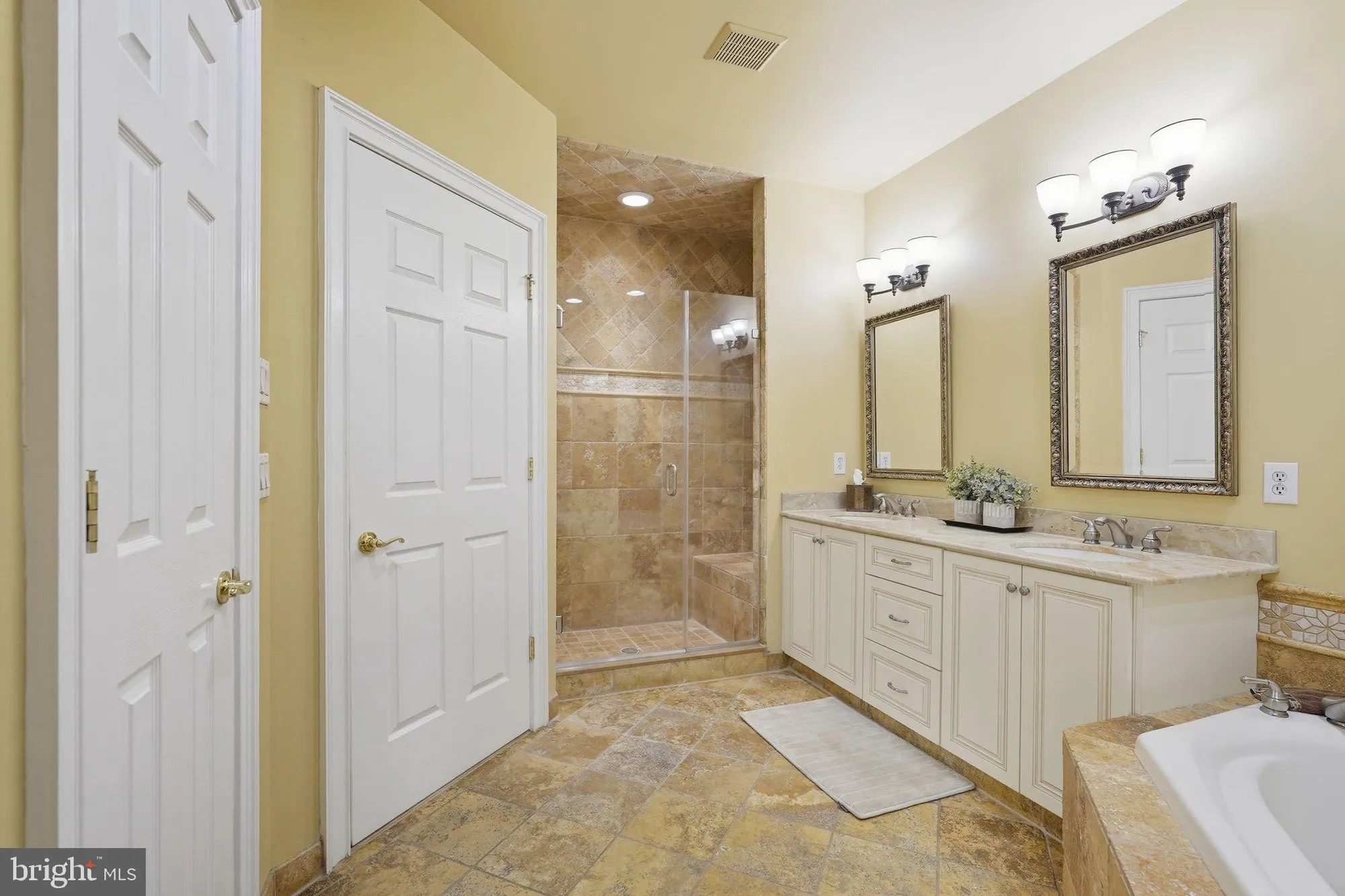 Property Slideshow image 18 of 36 | 95 rittenhouse cir, Newtown, PA, 18940