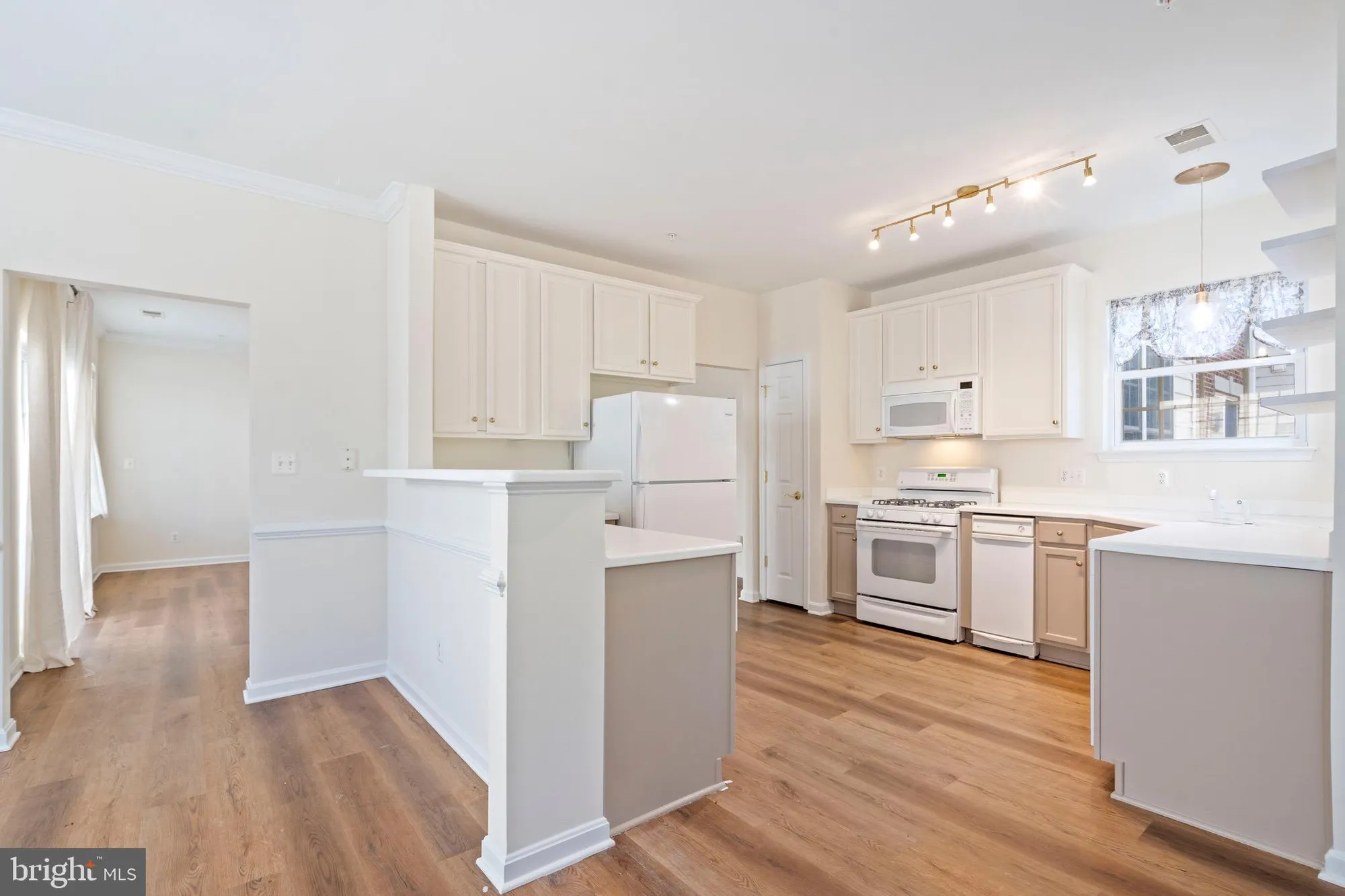 Property Slideshow image 5 of 48 | 20745 royal palace sq 210, Sterling, VA, 20165