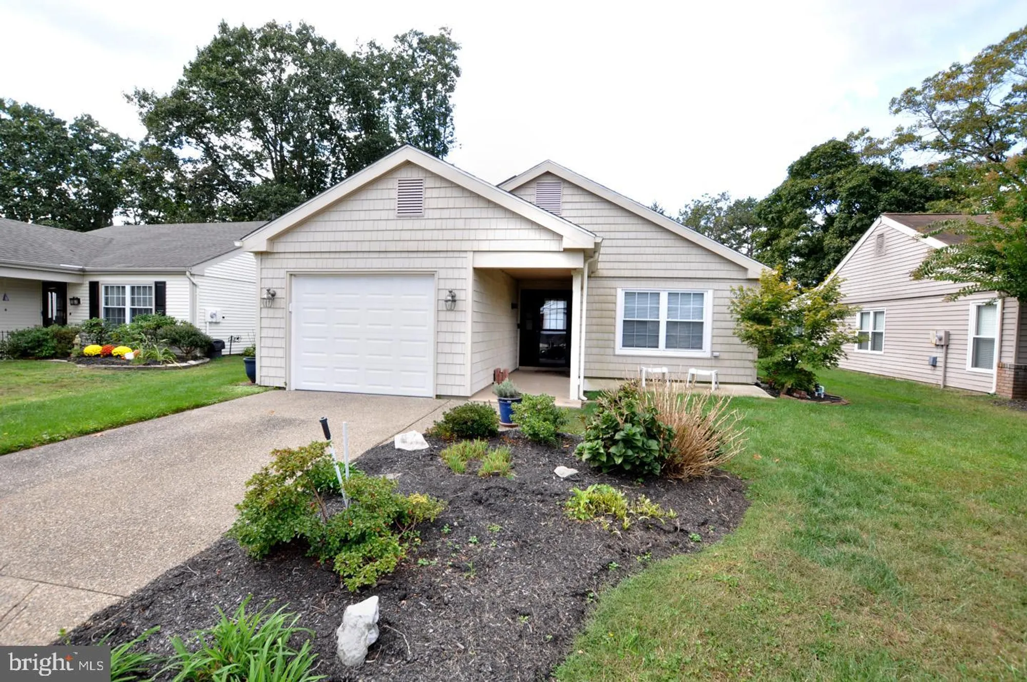 Property Slideshow image 1 of 26 | 41 new castle dr, Southampton, NJ, 08088