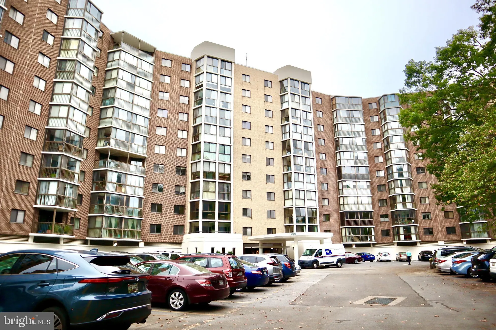 Property Slideshow image 5 of 53 | 15107 interlachen dr 2-119, Silver Spring, MD, 20906