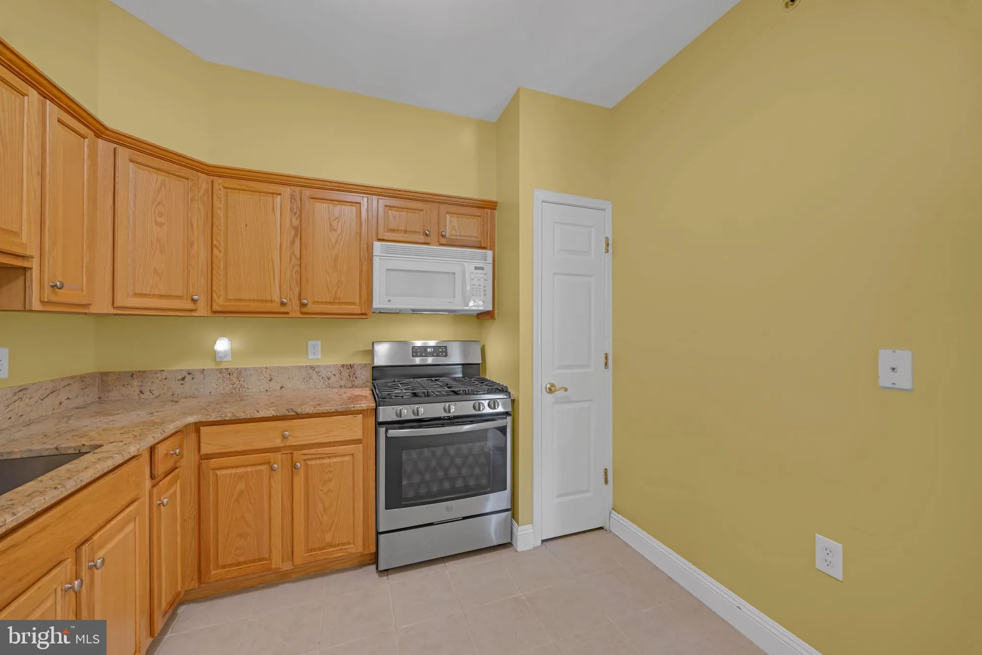 Property Slideshow image 4 of 27 | 540 cranbury rd 410, East Brunswick, NJ, 08816