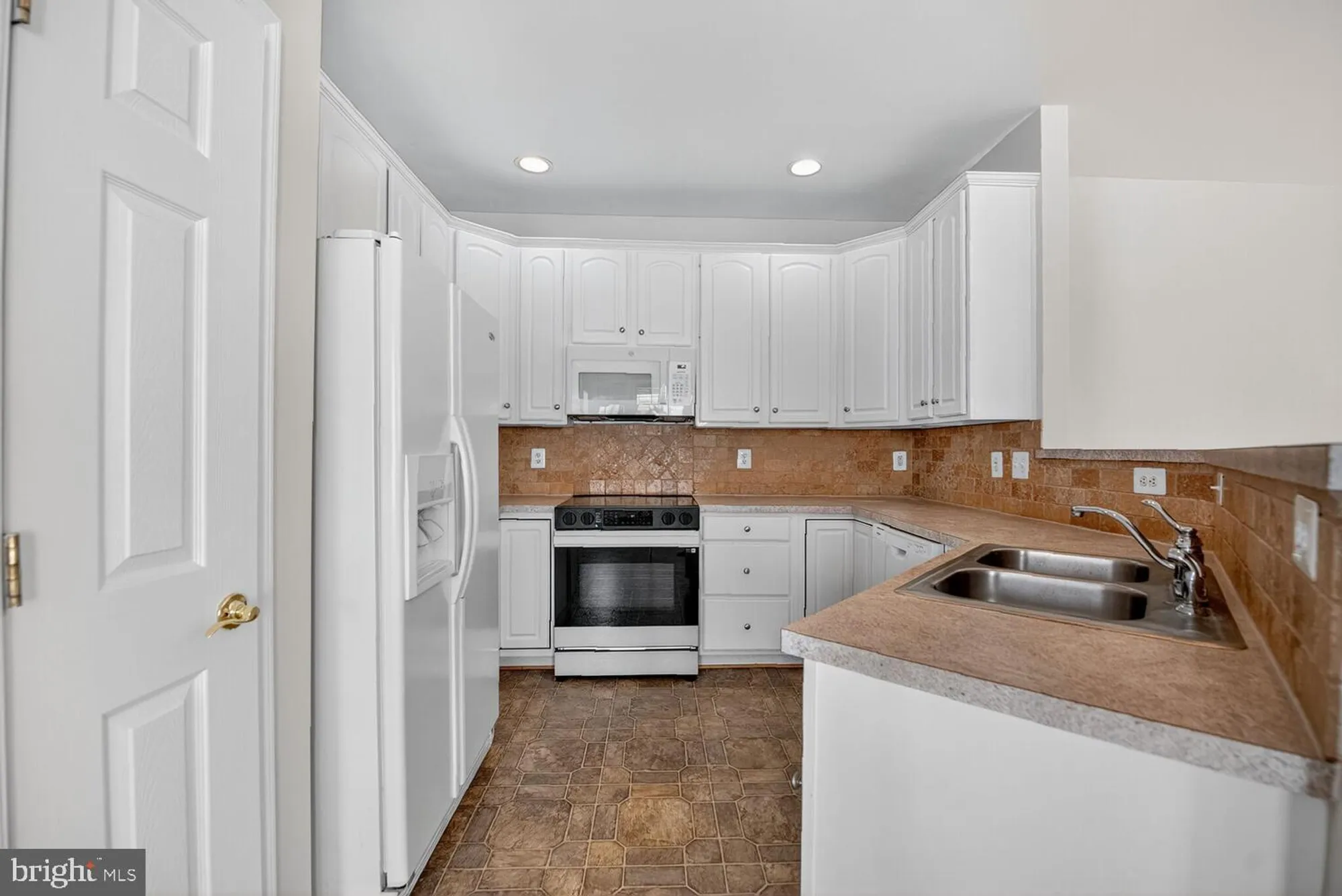 Property Slideshow image 9 of 49 | 16837 four seasons dr, Dumfries, VA, 22025