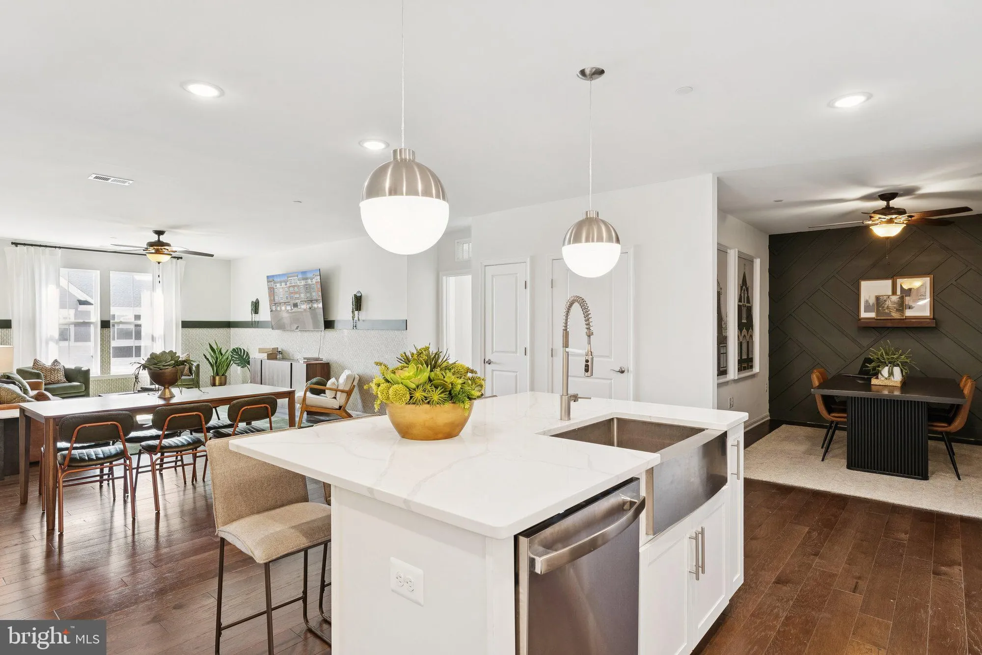 Property Slideshow image 1 of 25 | 3700 havertill ln # 1201, Woodbridge, VA, 22193