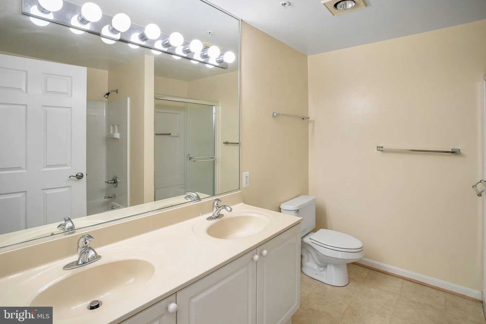 Property Slideshow image 7 of 62 | 19375 cypress ridge ter unit 418, Leesburg, VA, 20176