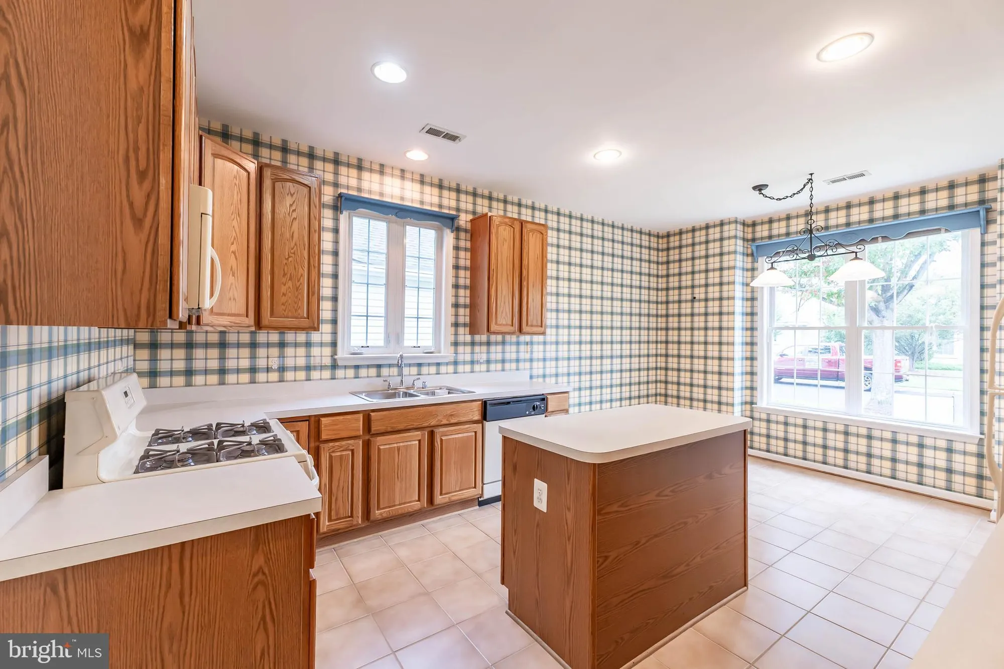 Property Slideshow image 8 of 64 | 6868 saddle run way, Gainesville, VA, 20155