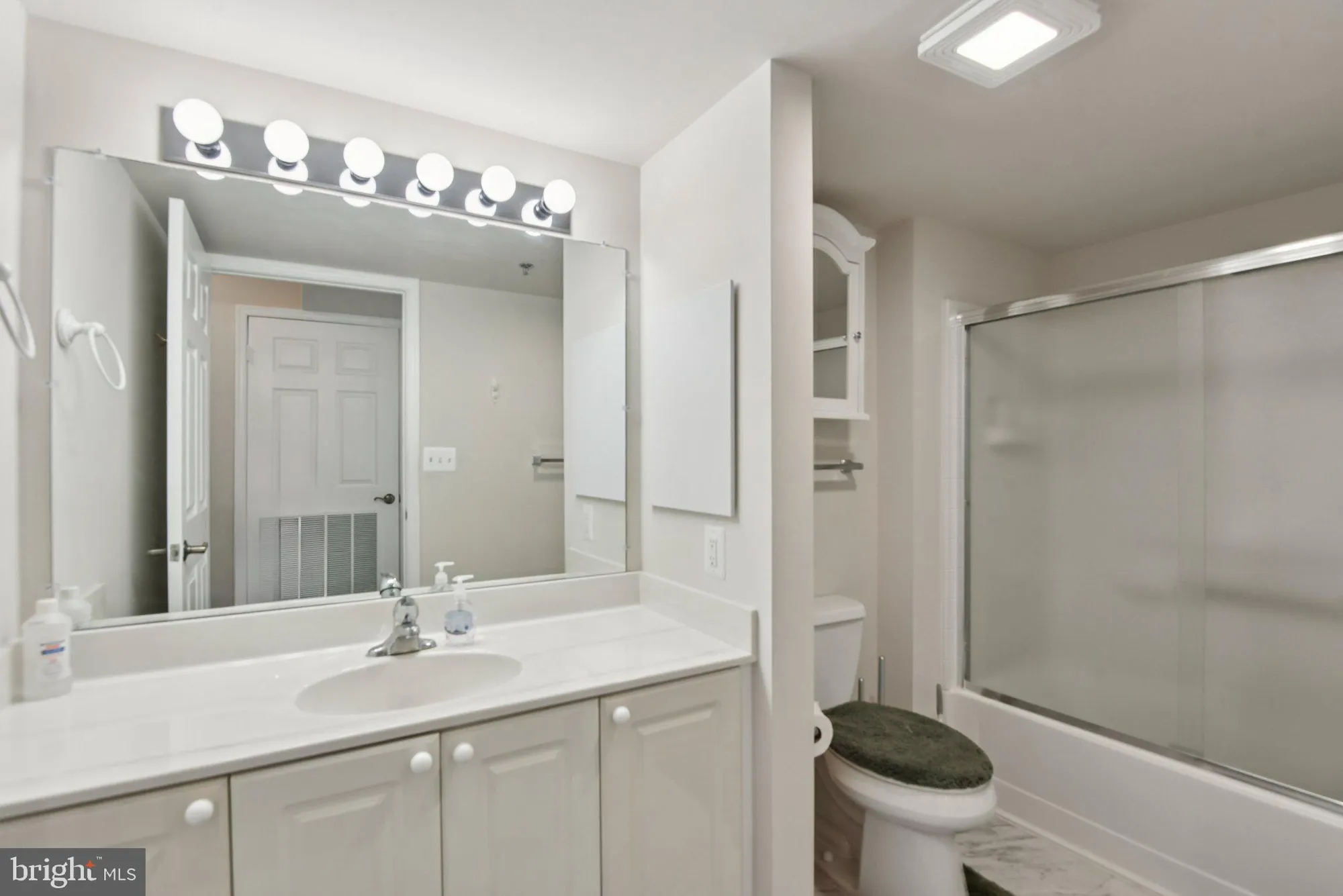 Property Slideshow image 29 of 38 | 19385 cypress ridge ter 815, Leesburg, VA, 20176