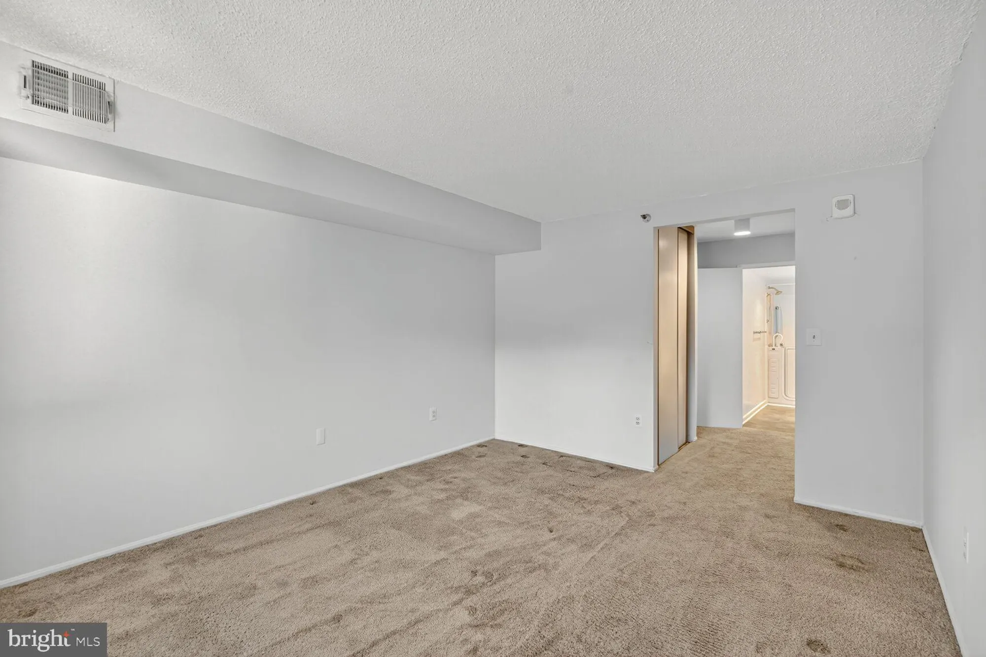 Property Slideshow image 14 of 29 | 15101 interlachen dr 1-123, Silver Spring, MD, 20906