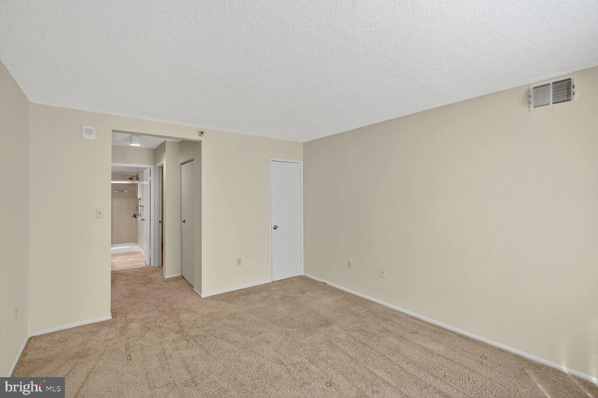 Property Slideshow image 10 of 29 | 15101 interlachen dr 1-123, Silver Spring, MD, 20906
