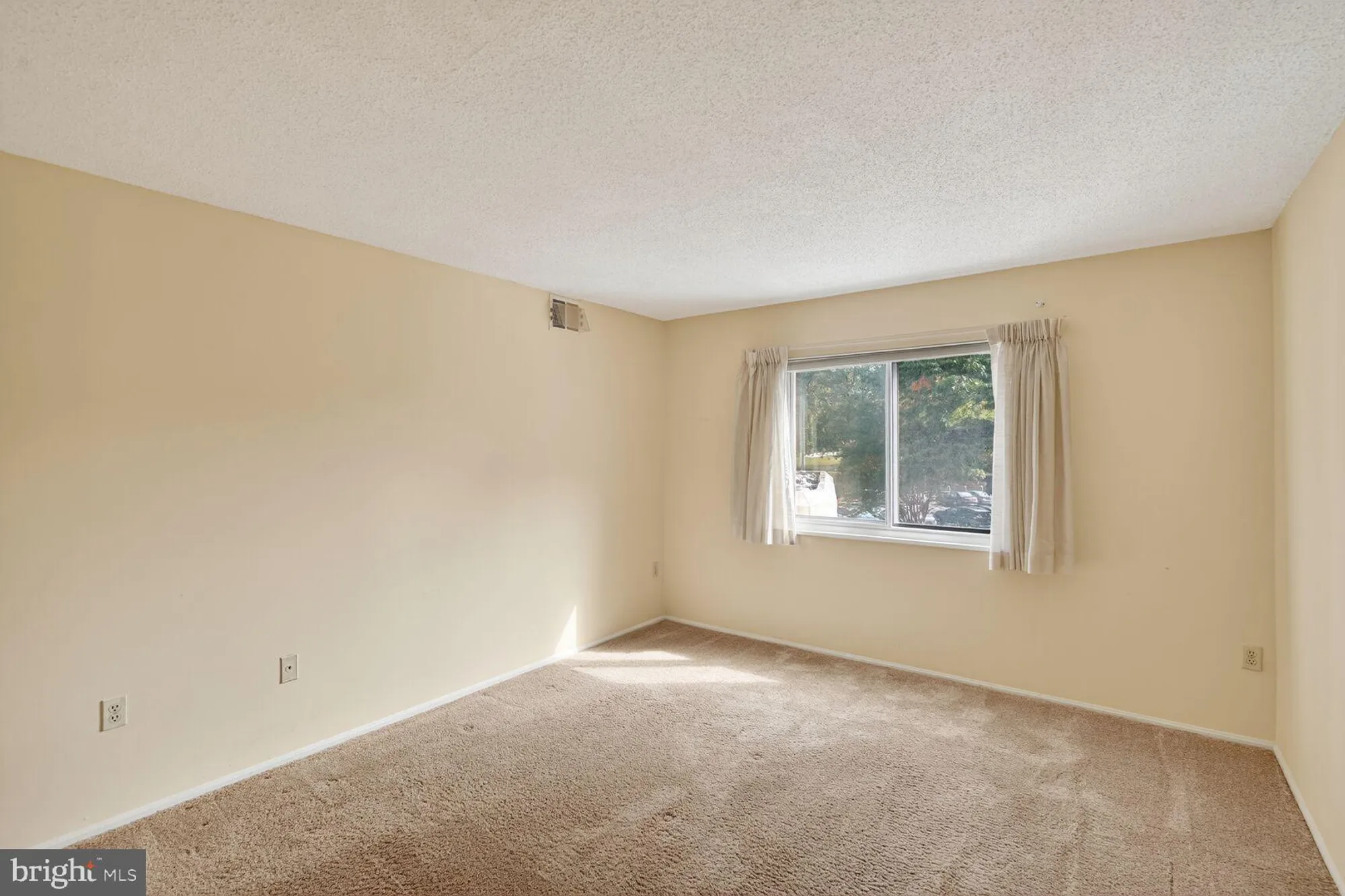 Property Slideshow image 11 of 29 | 15101 interlachen dr 1-123, Silver Spring, MD, 20906