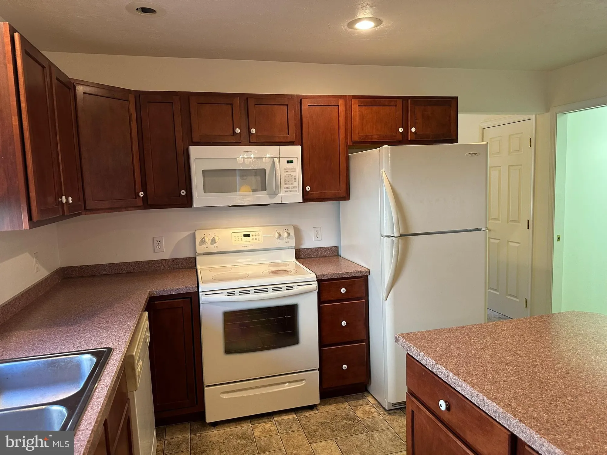 Property Slideshow image 6 of 29 | 525 parkview ln # 113, Hanover, PA, 17331