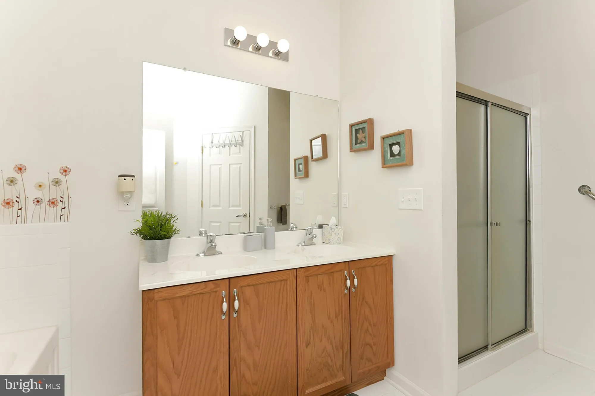 Property Slideshow image 33 of 41 | 802 schindler dr n, Monmouth Junction, NJ, 08852