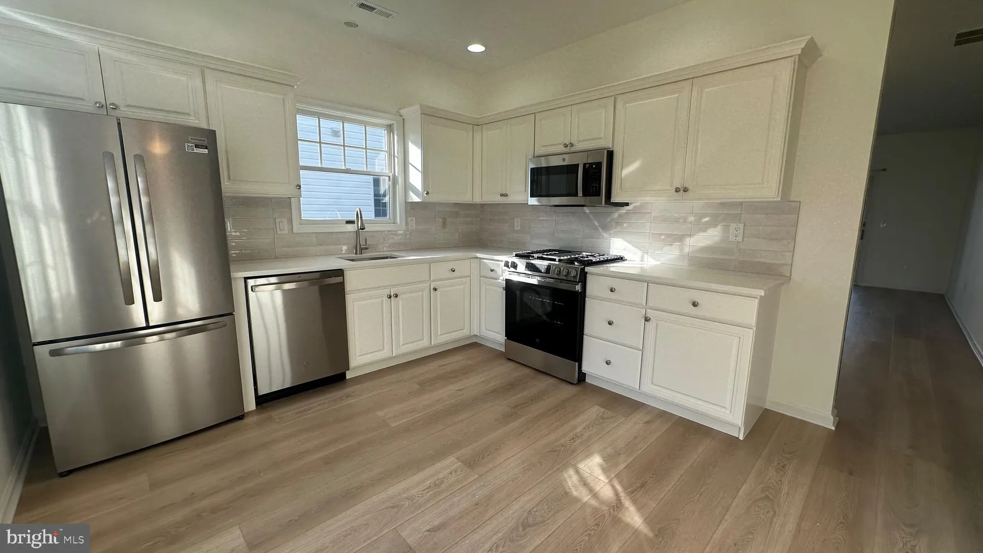 Property Slideshow image 3 of 6 | 211 wagon wheel ln, Columbus, NJ, 08022