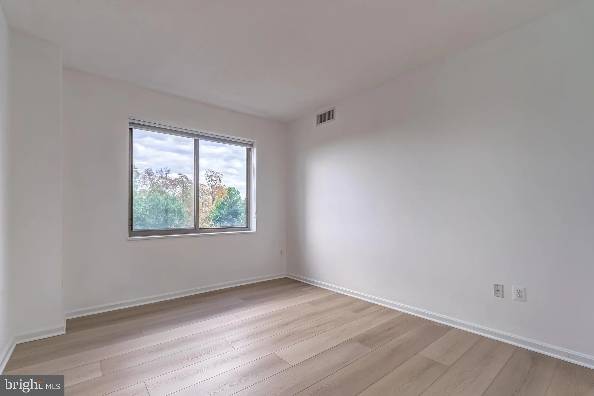 Property Slideshow image 19 of 42 | 19355 cypress ridge ter 114, Leesburg, VA, 20176