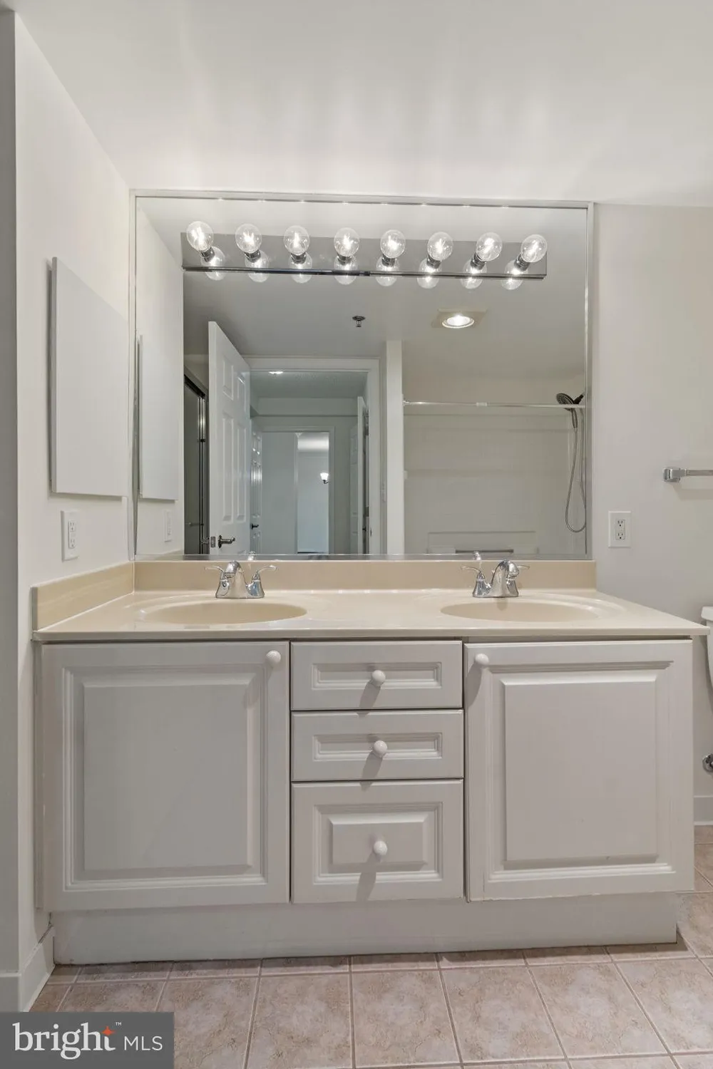 Property Slideshow image 31 of 46 | 19385 cypress ridge ter unit 415, Leesburg, VA, 20176