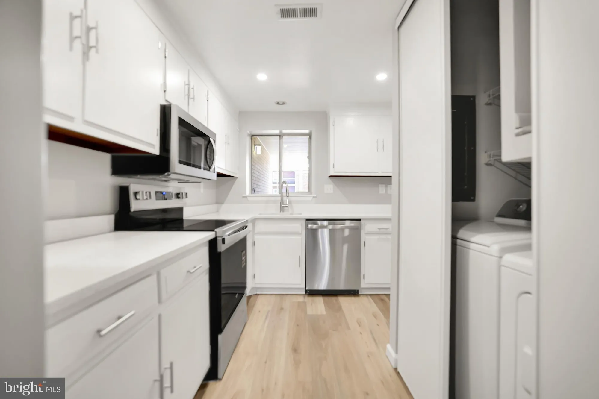 Property Slideshow image 10 of 27 | 15121 glade dr 13-2f, Silver Spring, MD, 20906