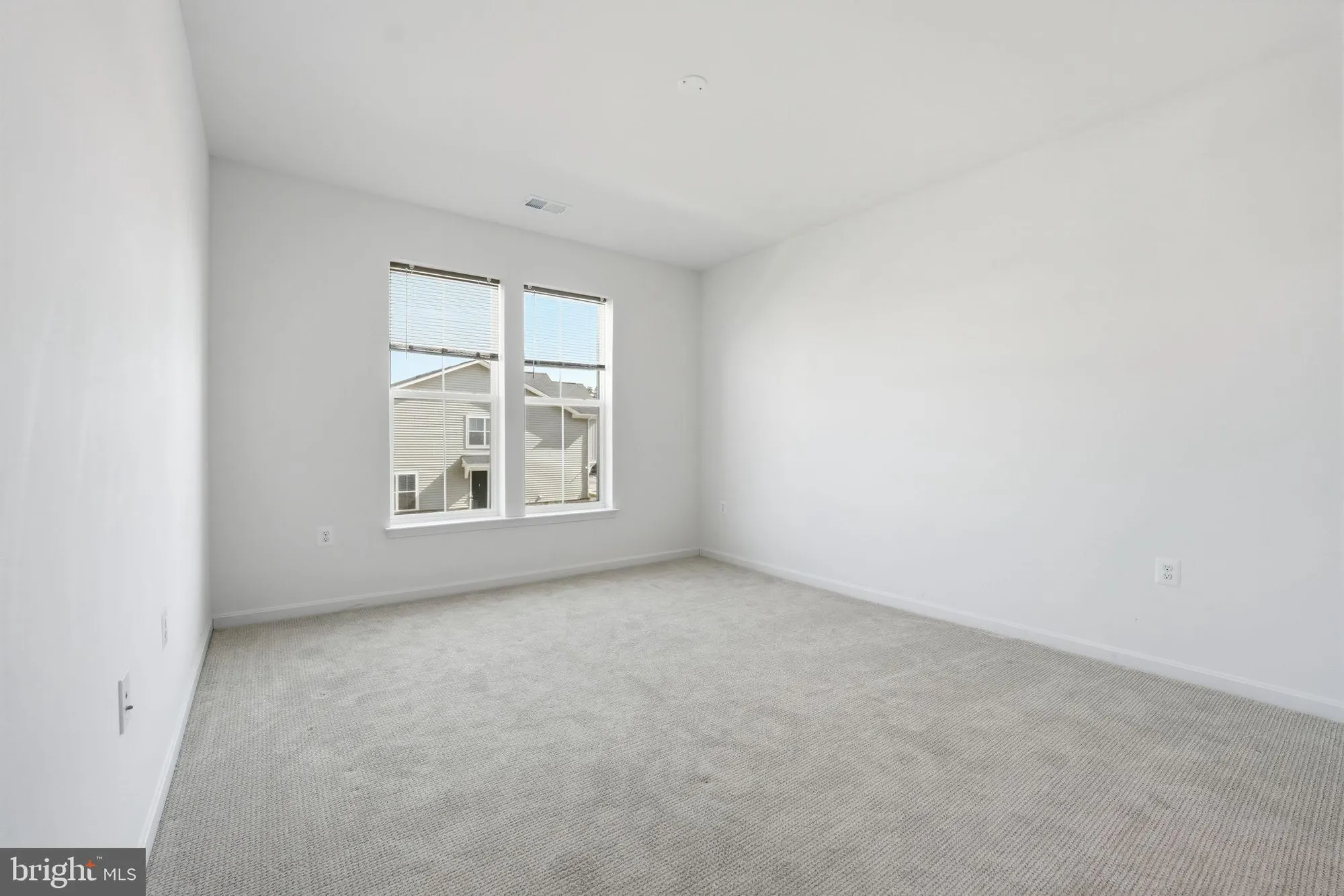Property Slideshow image 10 of 36 | 13970 englefield dr unit 207, Woodbridge, VA, 22193