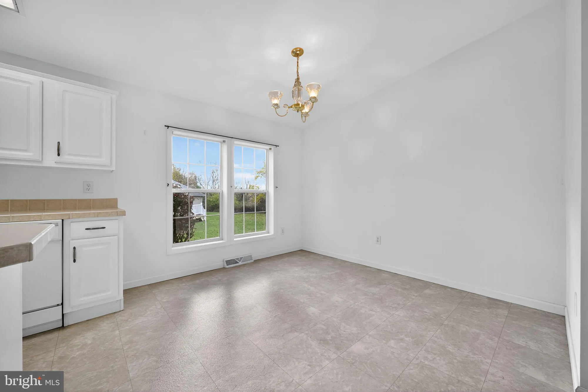 Property Slideshow image 7 of 24 | 601 village way, Royersford, PA, 19468