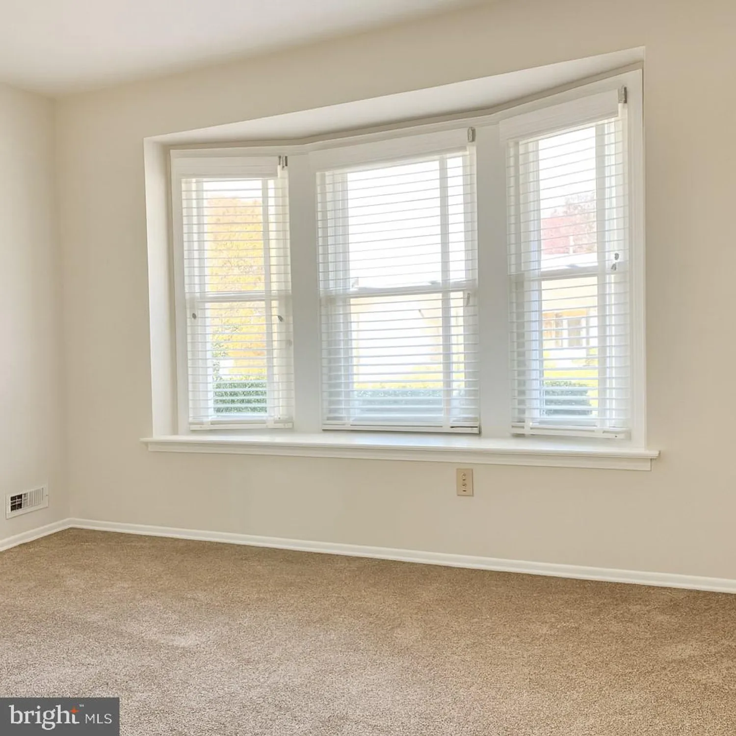 Property Slideshow image 5 of 7 | 3 deep hollow ln, Columbus, NJ, 08022