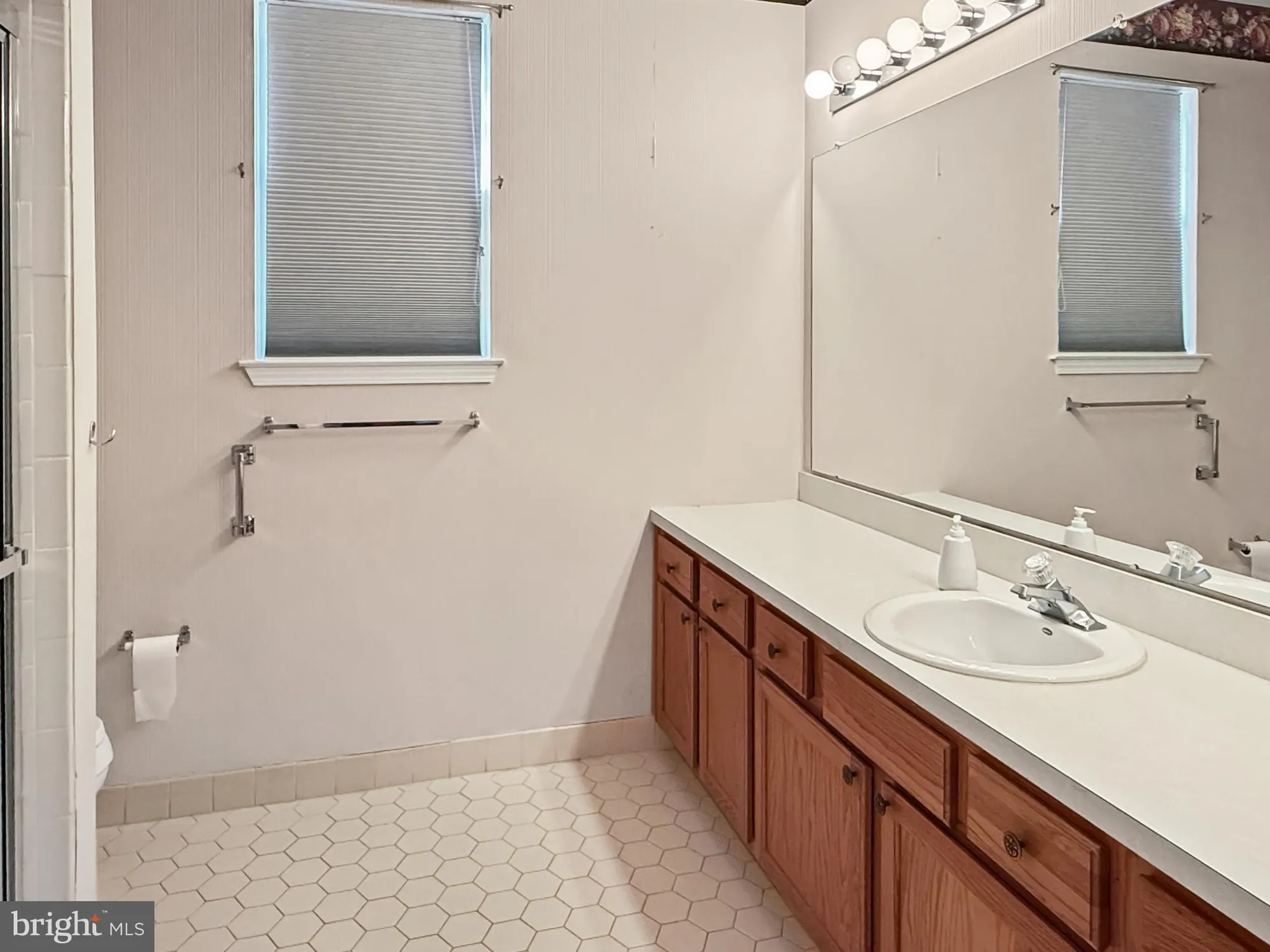 Property Slideshow image 13 of 36 | 49 chamber ln, Columbus, NJ, 08022