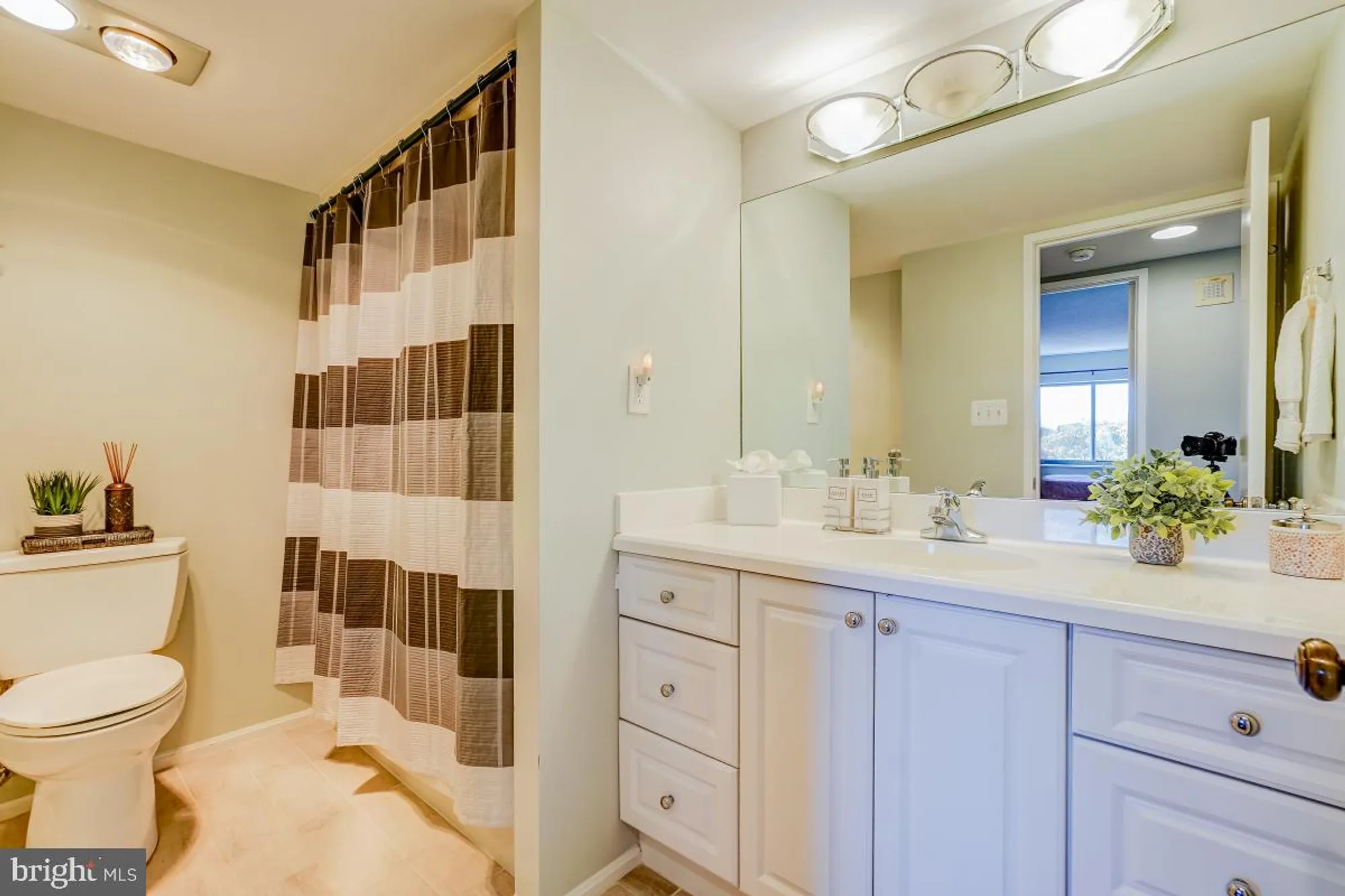 Property Slideshow image 26 of 33 | 15101 interlachen dr 1-625, Silver Spring, MD, 20906