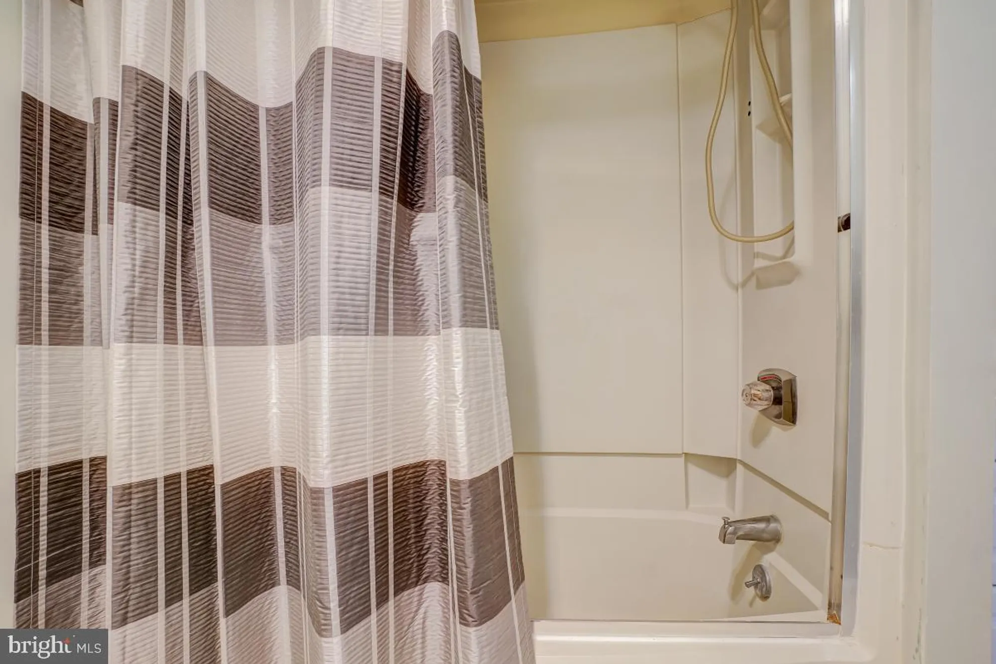 Property Slideshow image 27 of 33 | 15101 interlachen dr 1-625, Silver Spring, MD, 20906