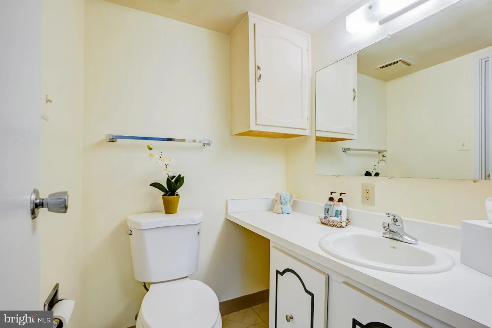 Property Slideshow image 28 of 34 | 2921 n leisure world blvd 1-226, Silver Spring, MD, 20906