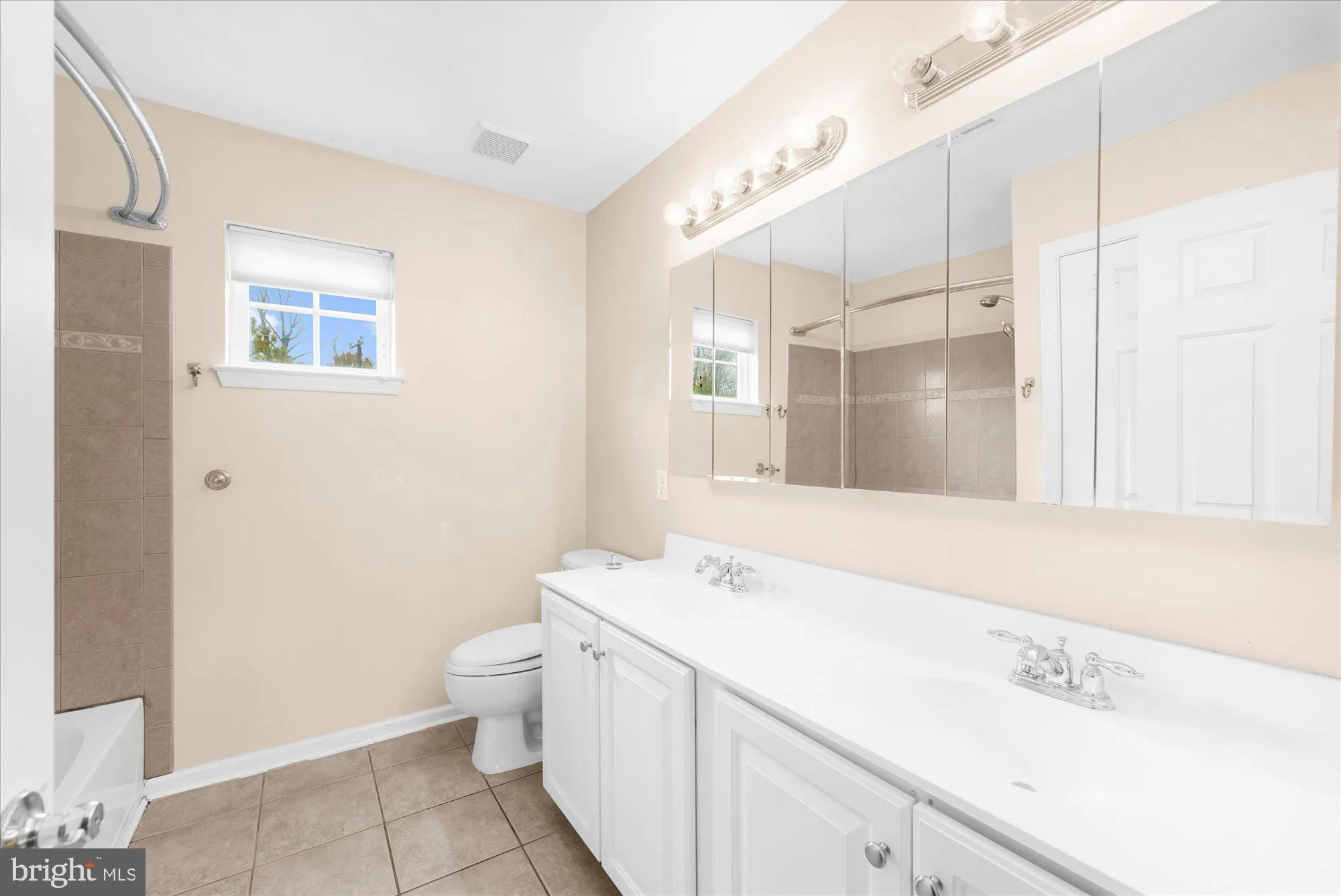 Property Slideshow image 18 of 44 | 813 geranium dr, Warrington, PA, 18976