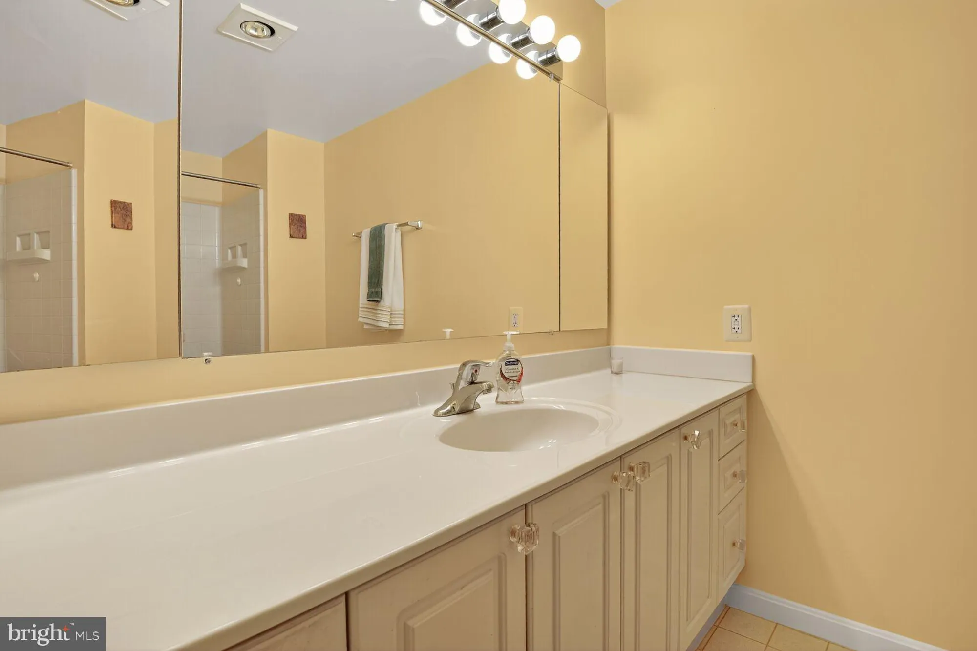 Property Slideshow image 12 of 16 | 19365 cypress ridge ter unit 1022, Leesburg, VA, 20176