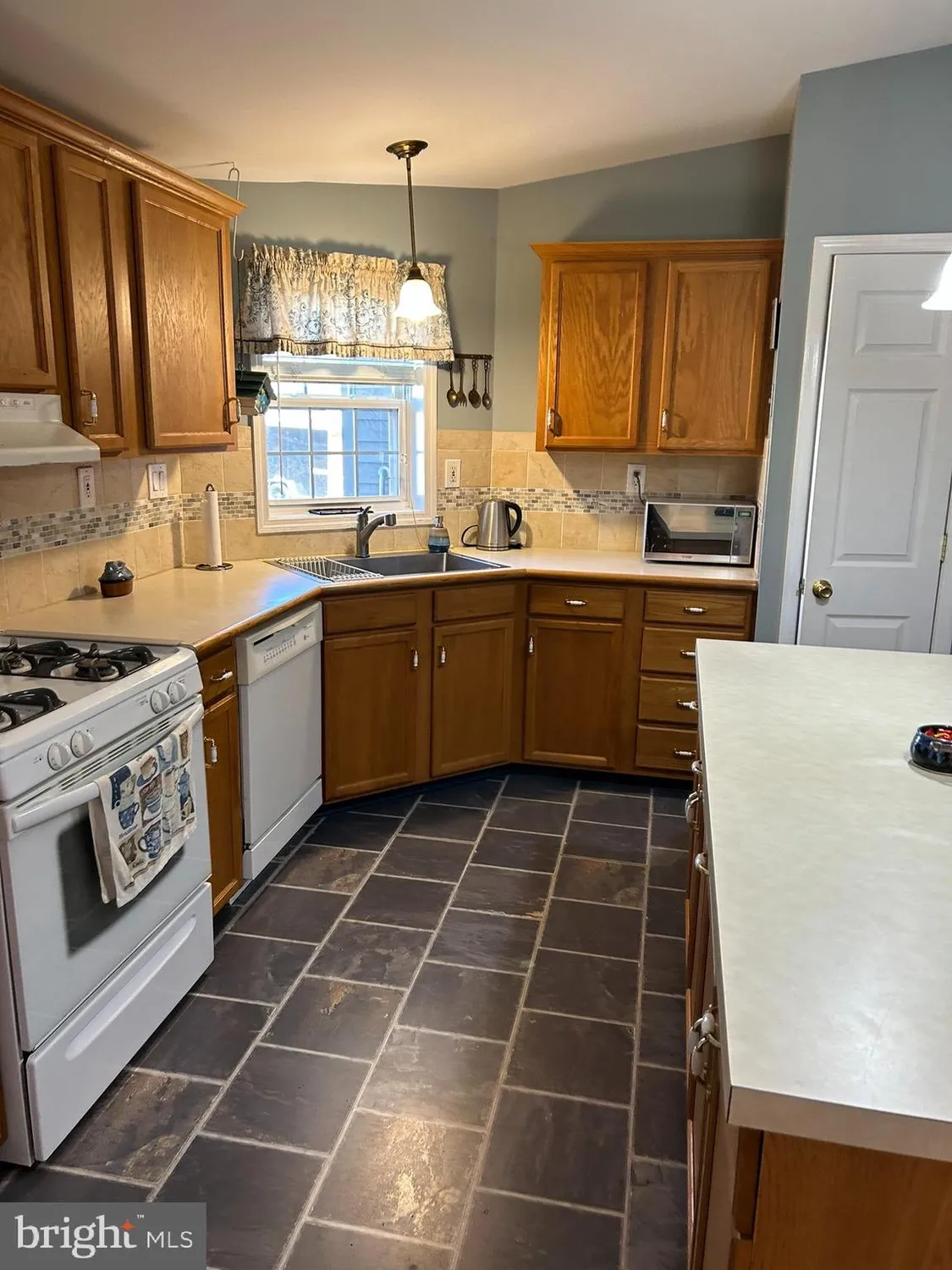 Property Slideshow image 5 of 26 | 197 pebble beach dr, Mays Landing, NJ, 08330