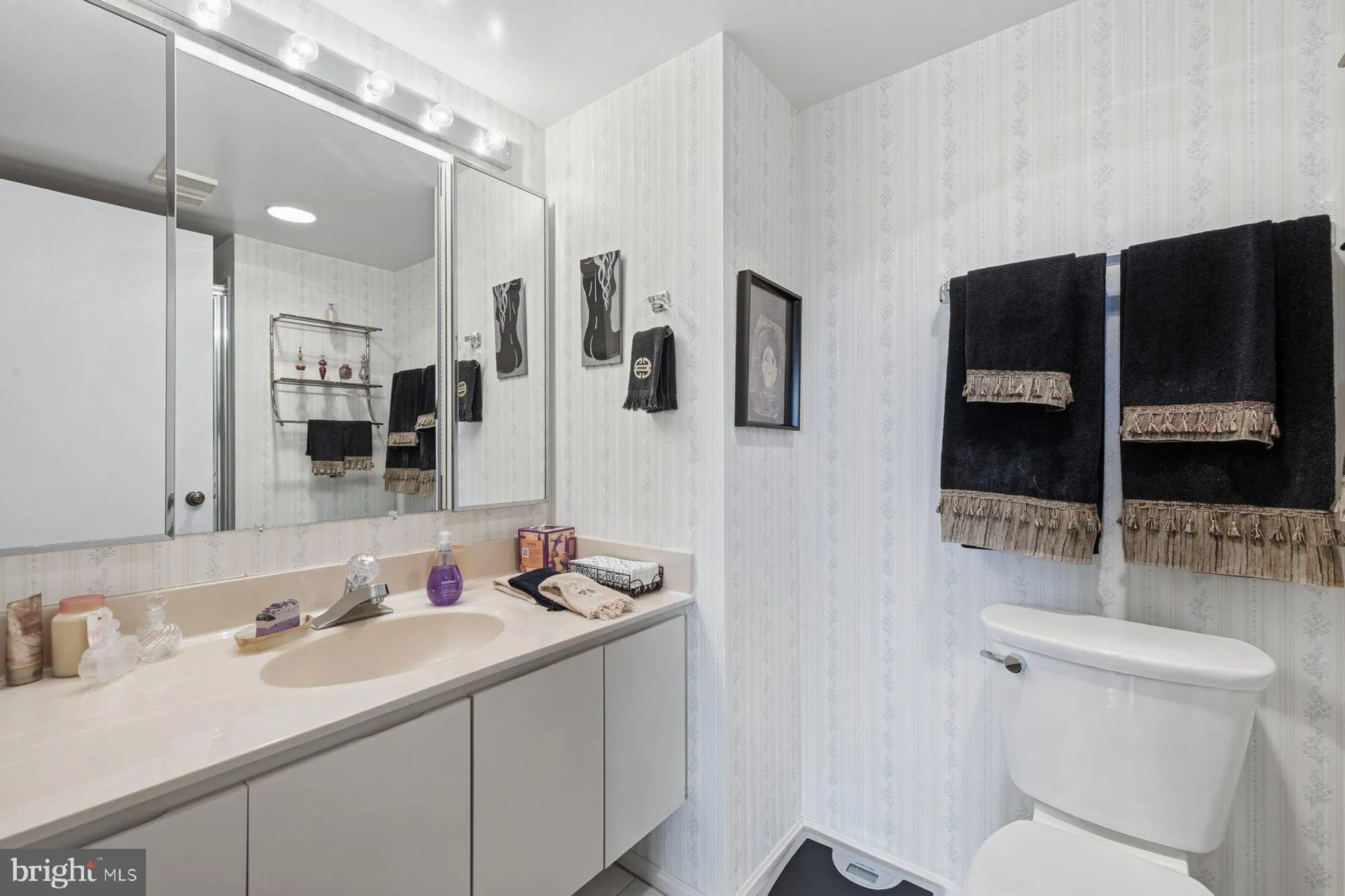 Property Slideshow image 18 of 35 | 15107 interlachen dr 2-822, Silver Spring, MD, 20906