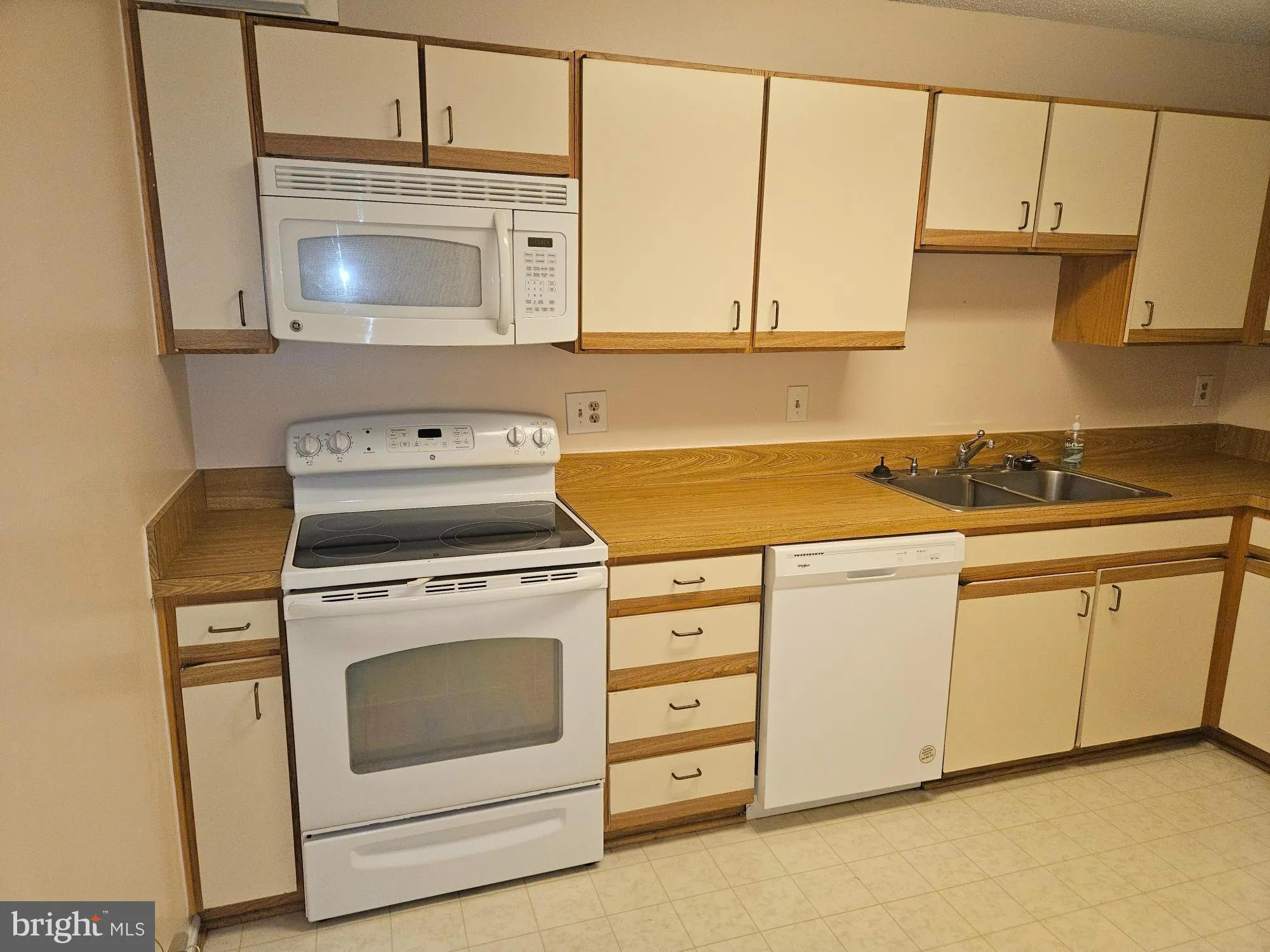 Property Slideshow image 11 of 35 | 15107 interlachen dr 2-815, Silver Spring, MD, 20906