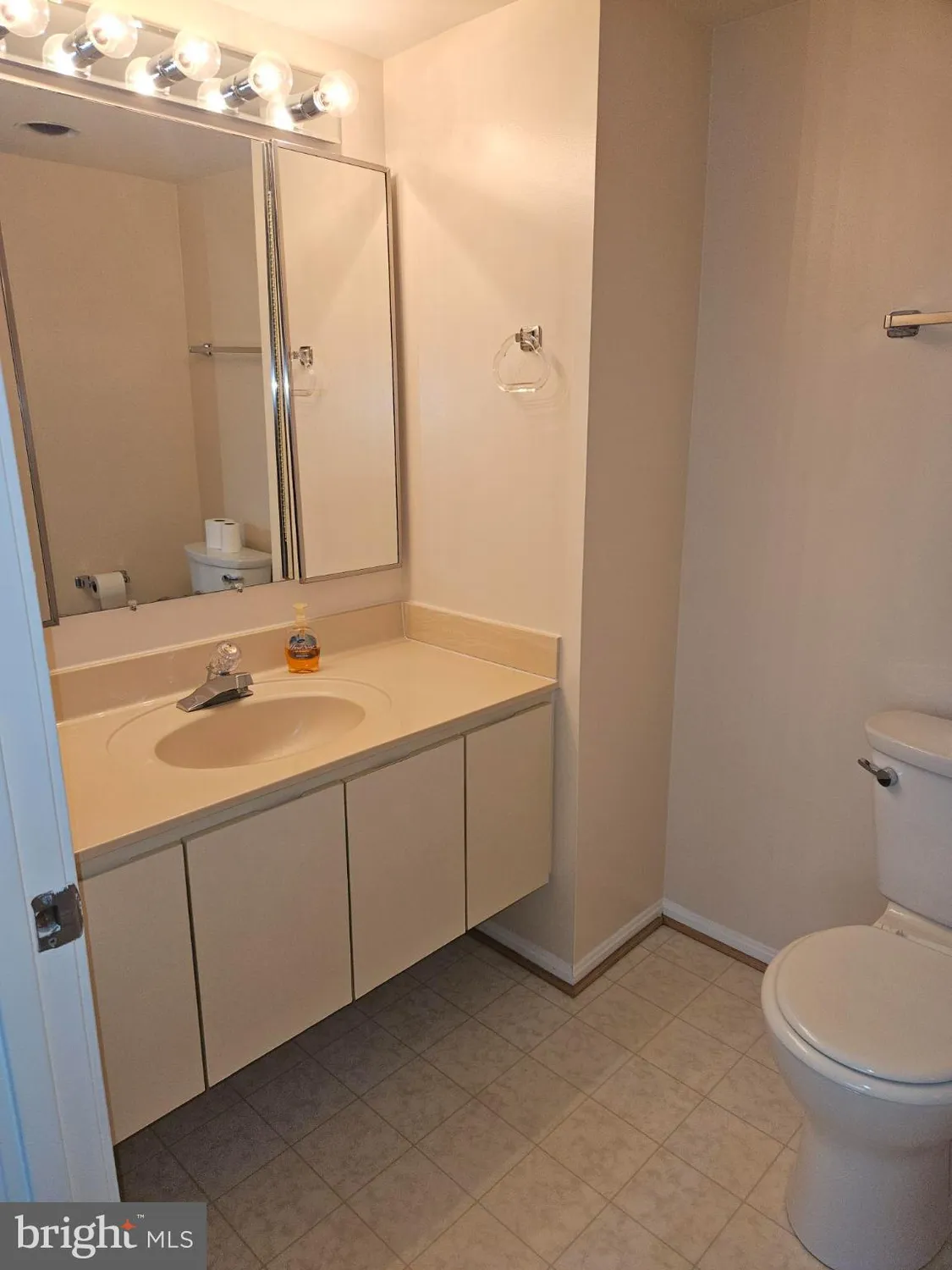 Property Slideshow image 28 of 35 | 15107 interlachen dr 2-815, Silver Spring, MD, 20906