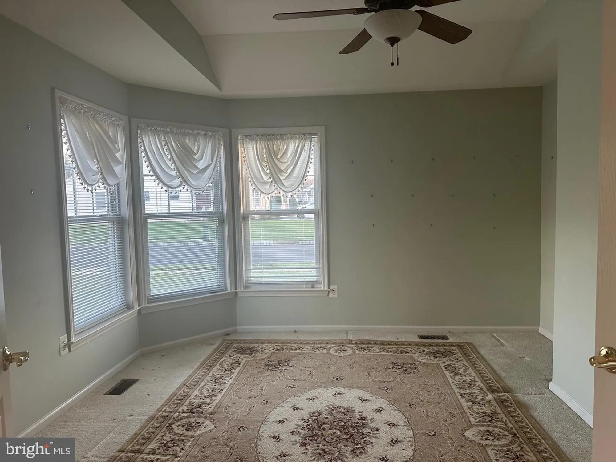 Property Slideshow image 4 of 16 | 146 grandview dr, Warminster, PA, 18974